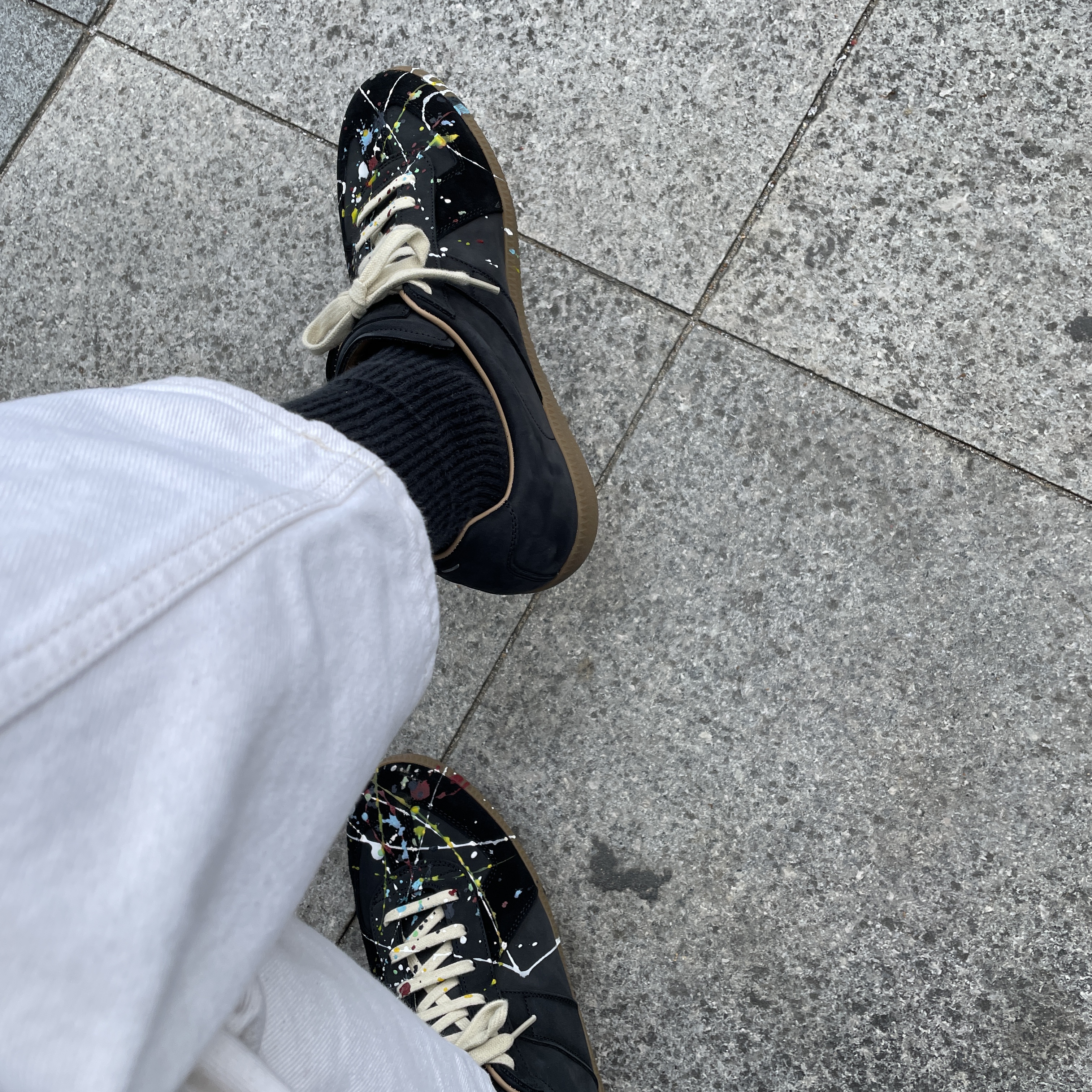 Maison Margiela Replica Paint Drop Sneakers Black 착용 스타일