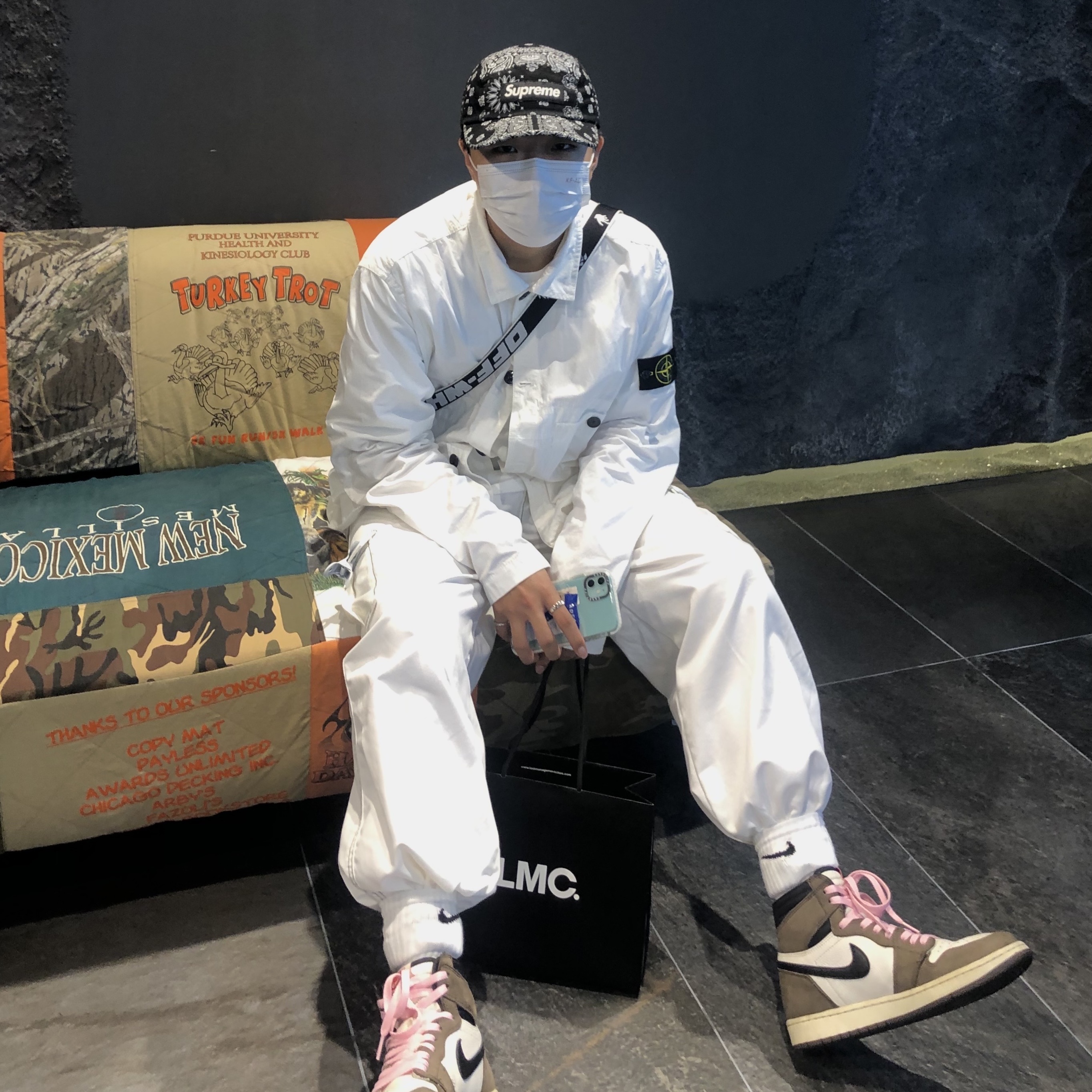 Jordan 1 x Travis Scott Retro High OG SP Mocha, Casetify x Ader Error Sketch Impact iPhone Case 착용 스타일