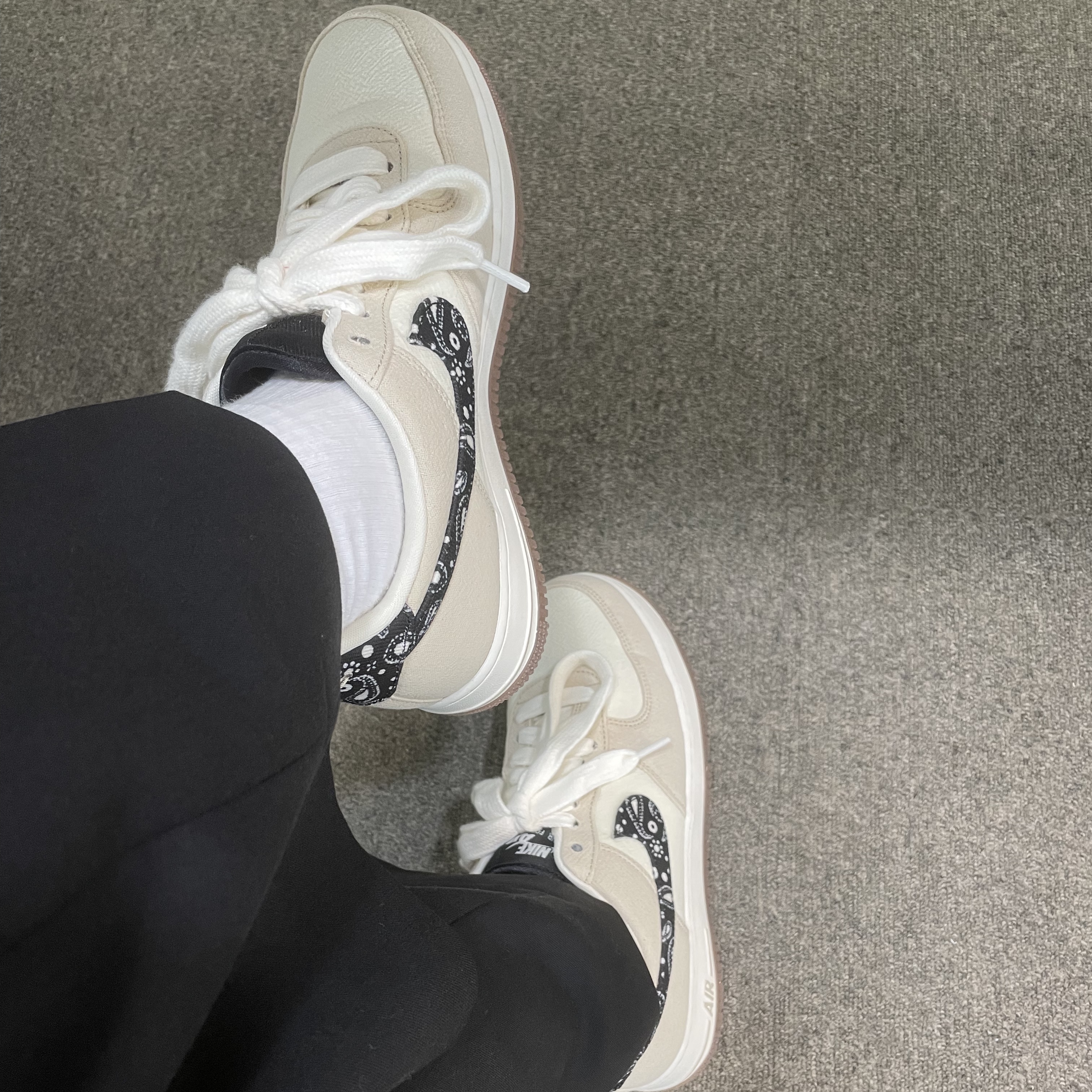Nike Air Force 1 '07 LV8 Paisley Swoosh 착용 스타일