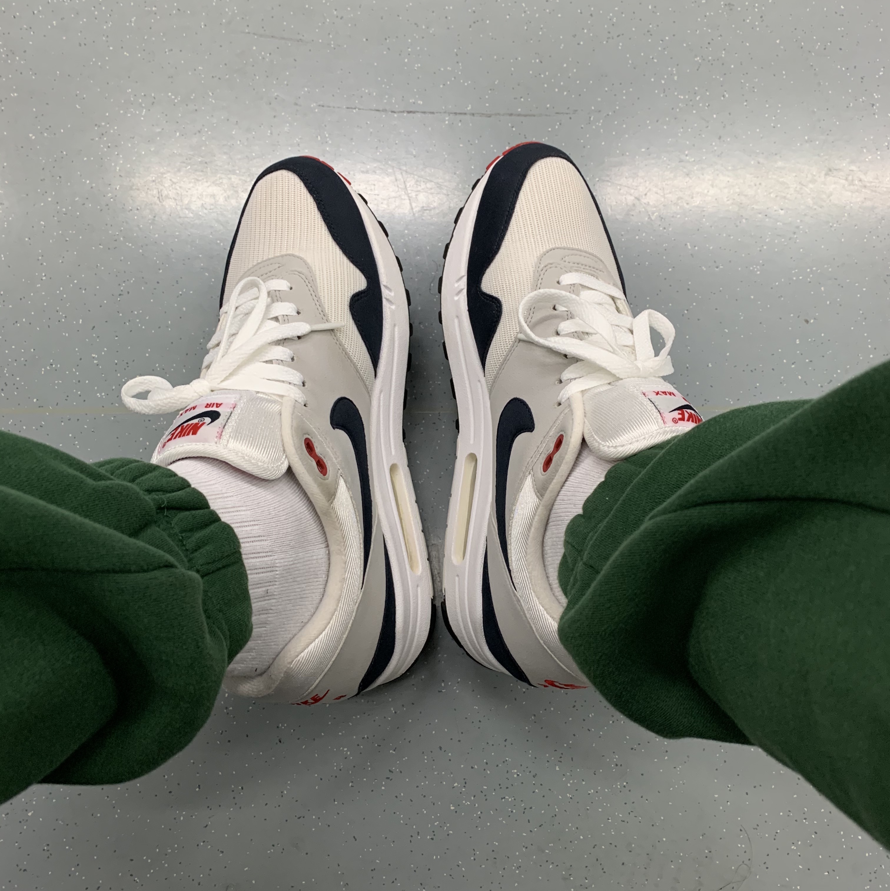 Nike Air Max 1 Sail Dark Obsidian 착용 스타일
