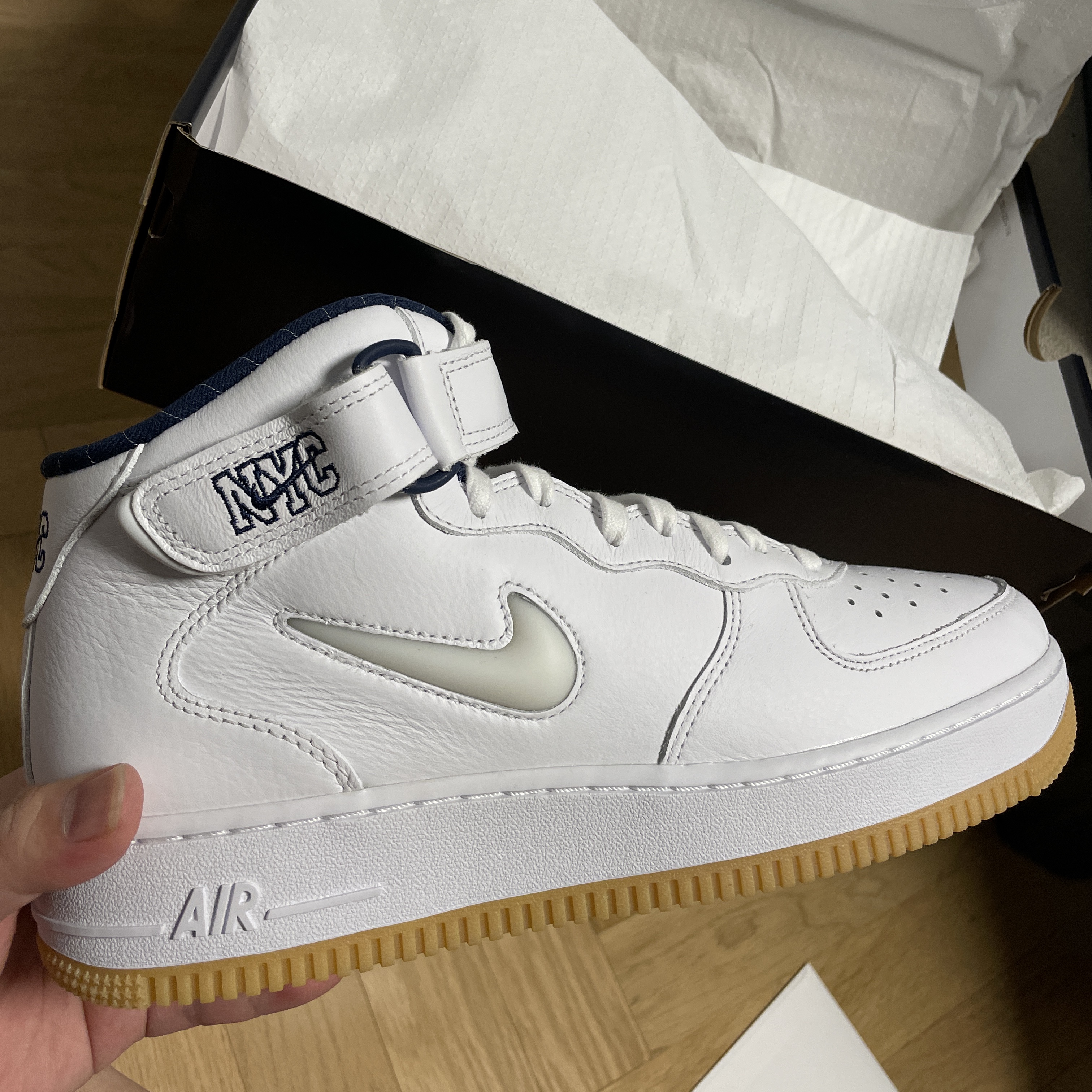 Nike Air Force 1 Mid QS NYC White Midnight Navy 착용 스타일