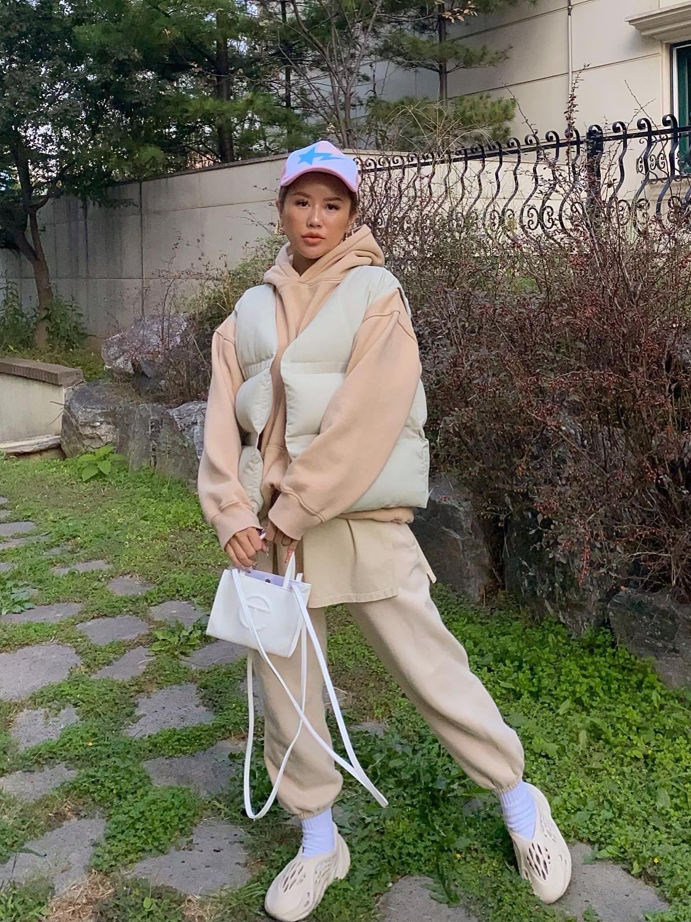 Adidas Yeezy Foam RNNR Sand 착용 스타일 - 1