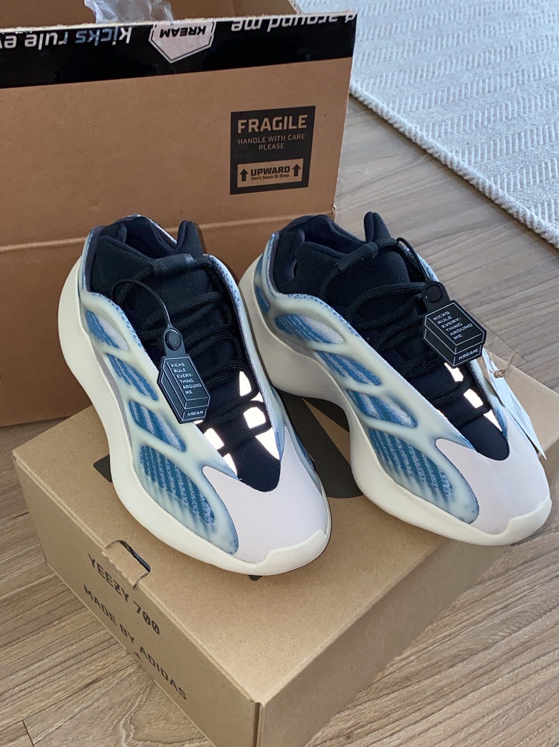 Adidas Yeezy 700 V3 Kyanite 착용 스타일 - 1