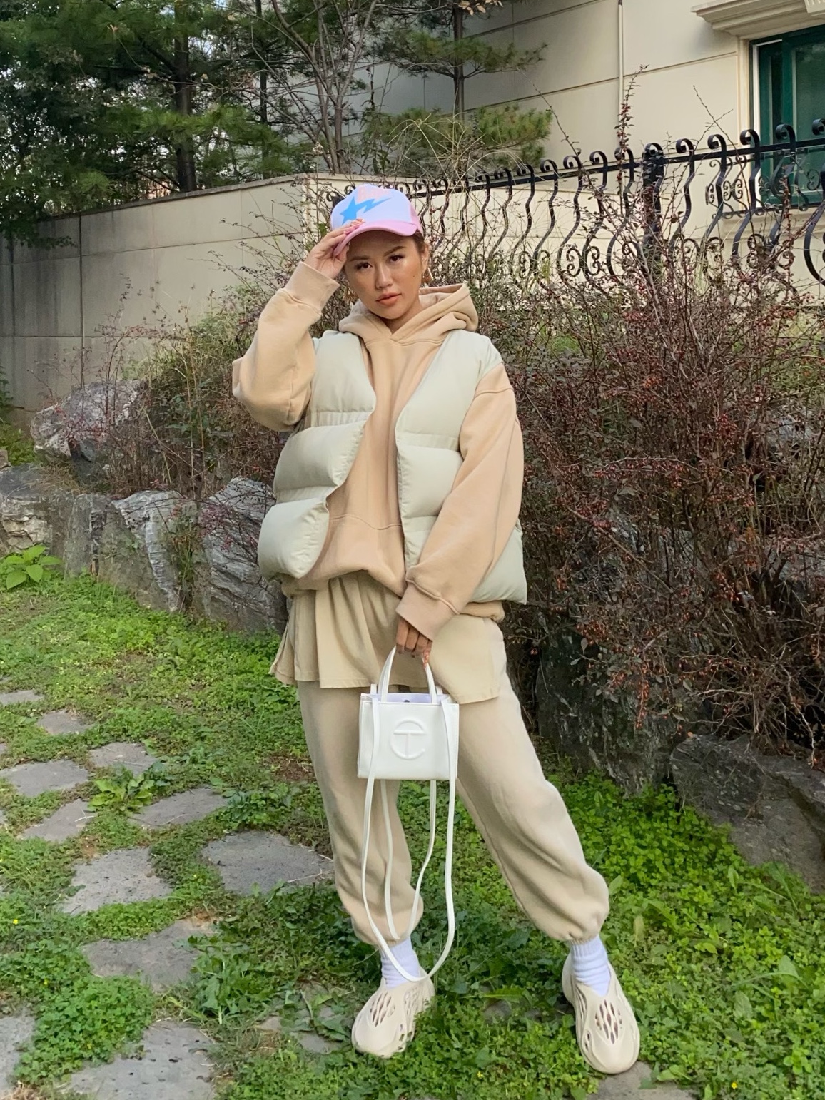 Adidas Yeezy Foam RNNR Sand 착용 스타일 - 3