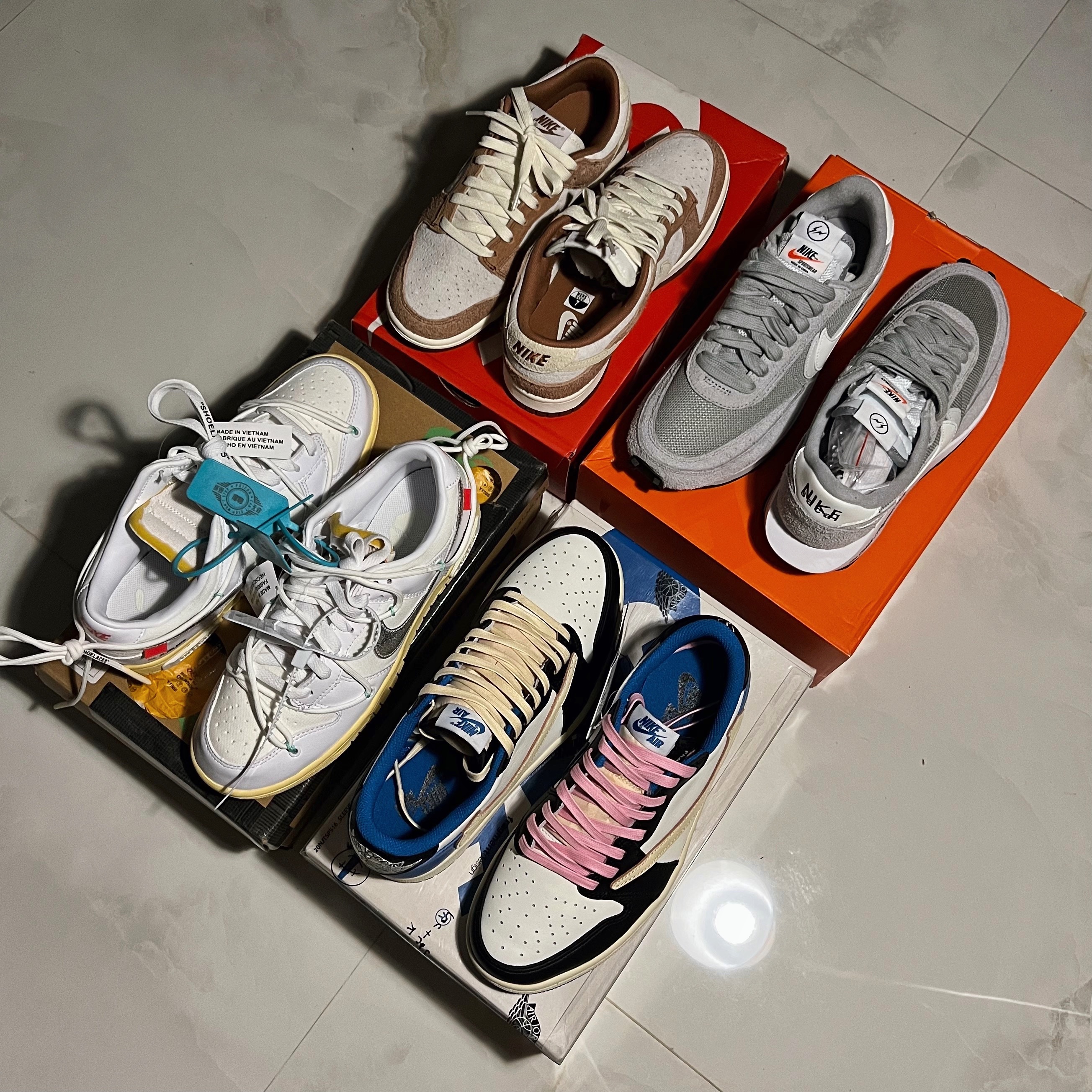 Jordan 1 x Travis Scott x Fragment Retro Low OG SP Military Blue, Nike x Off-White Dunk Low The 50 - Lot 1 착용 스타일