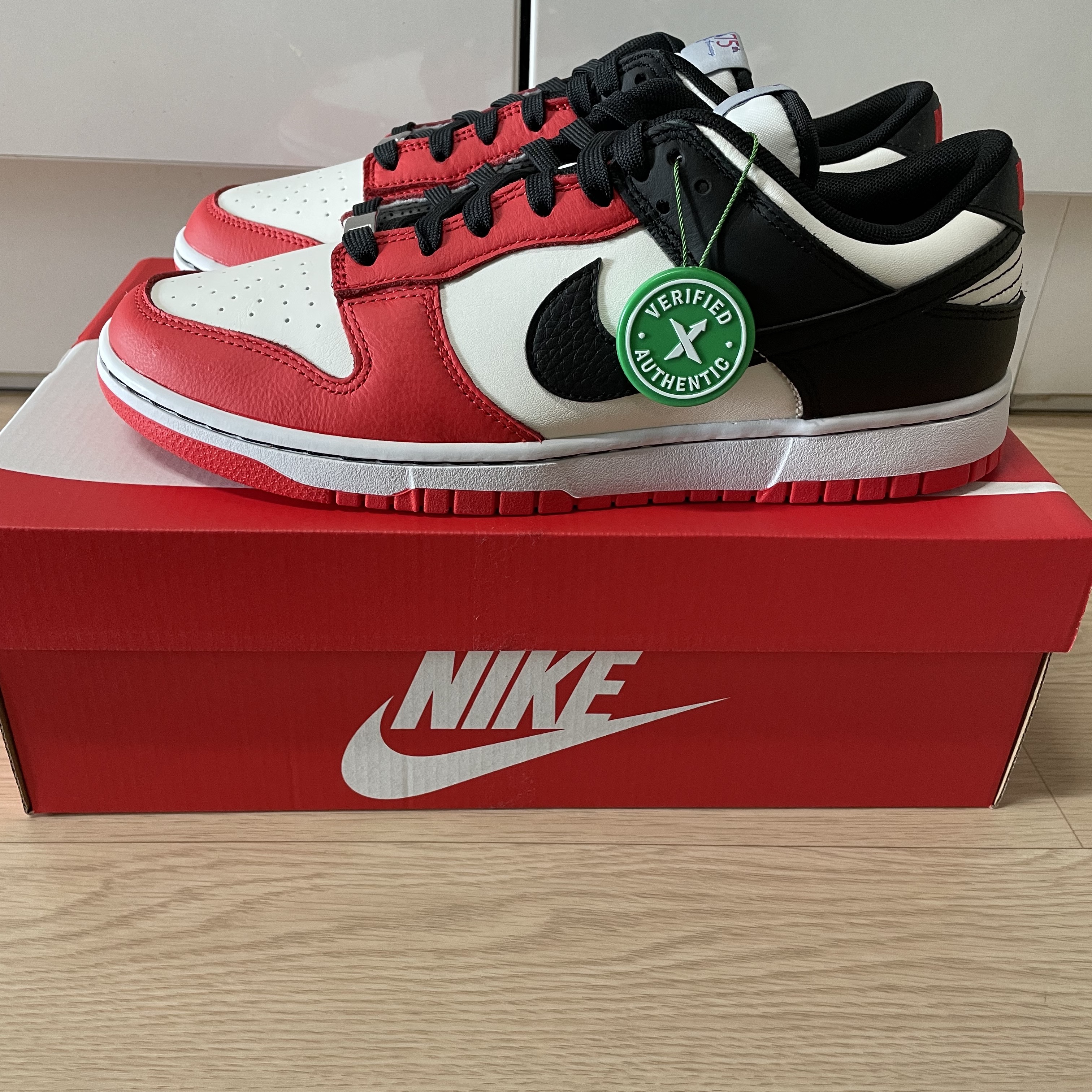 Nike x NBA Dunk Low Retro EMB Black and Chile Red 착용 스타일 - 1