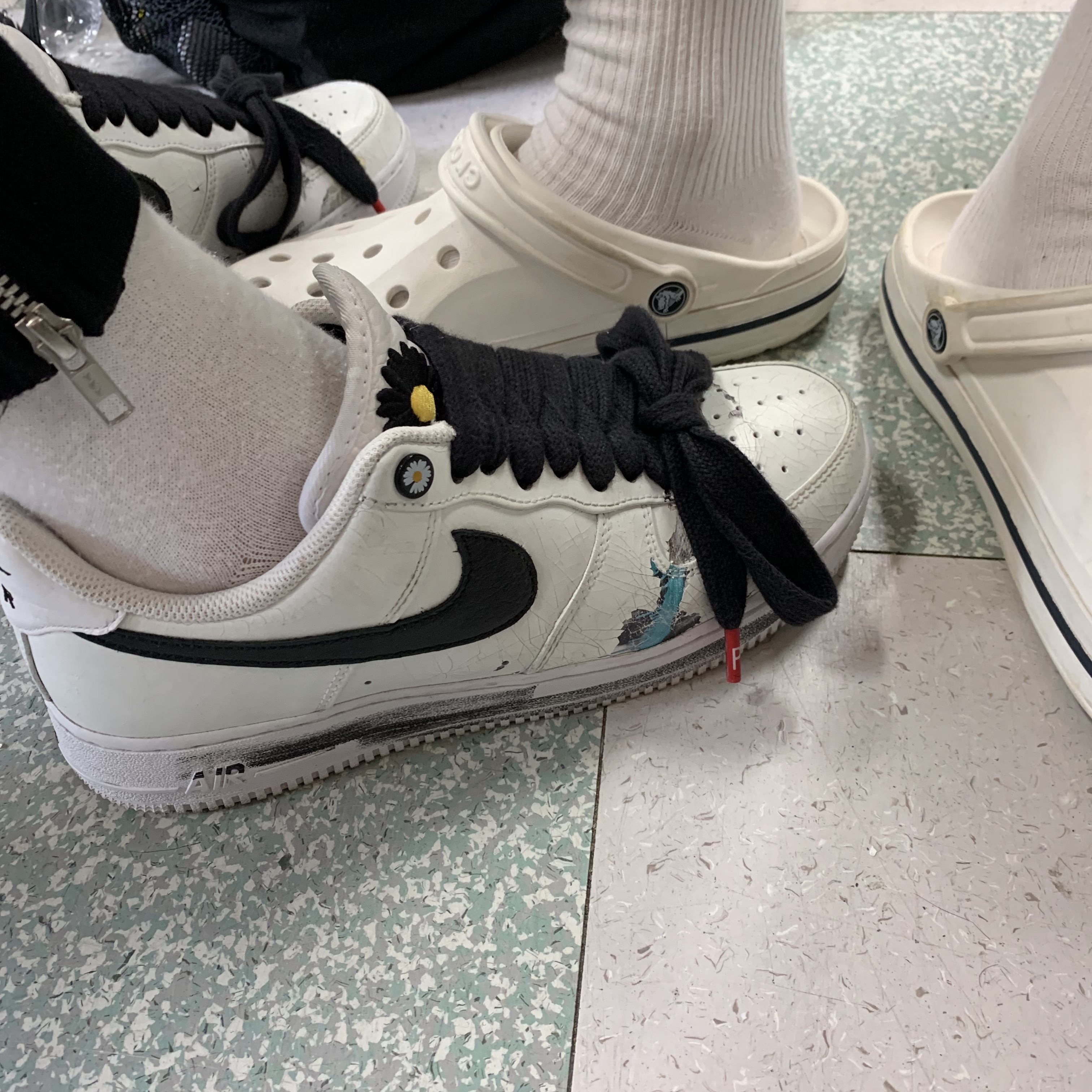Nike x Peaceminusone Air Force 1 Low Para-Noise 2.0, Crocs x Casestudy Classic Clog Clear 착용 스타일