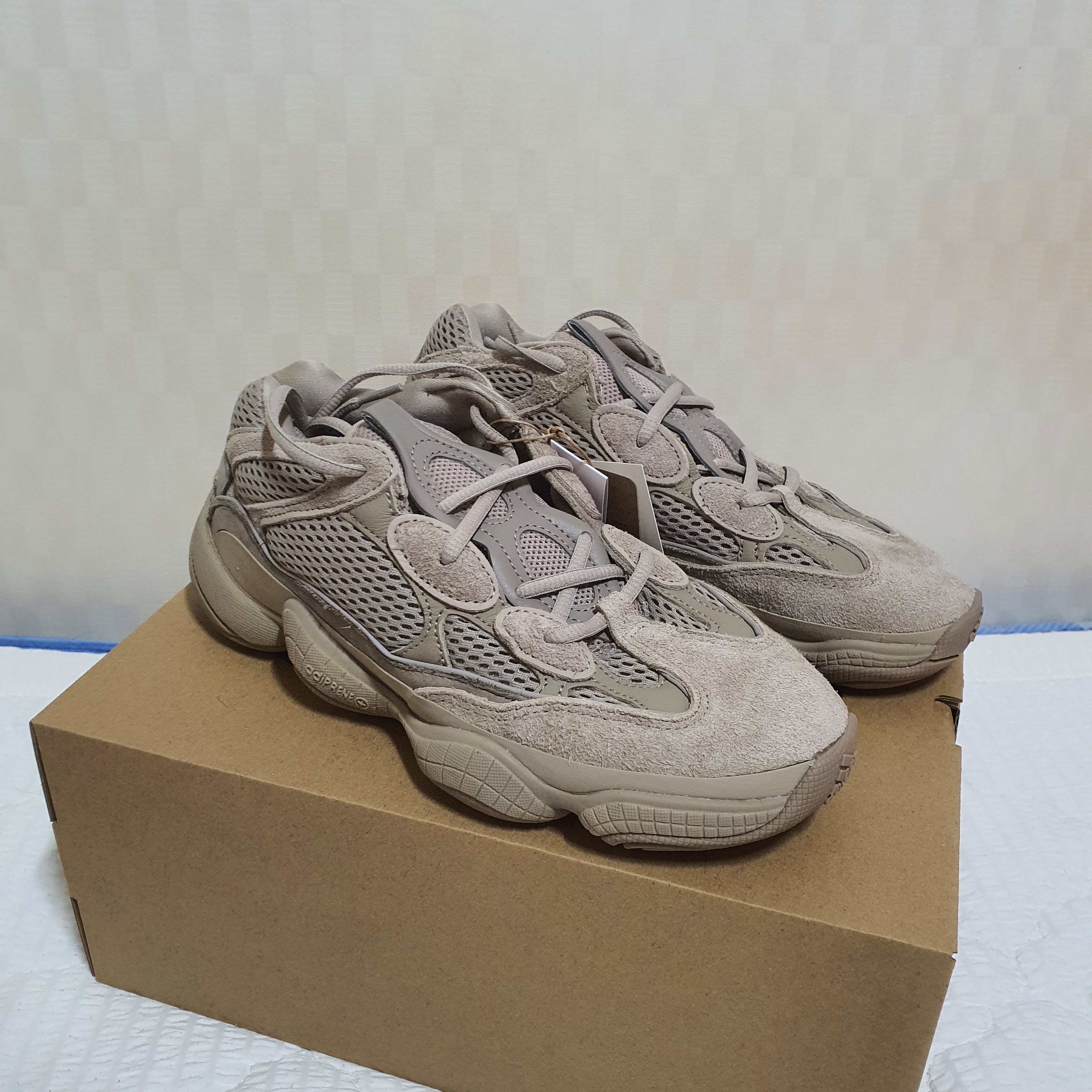 Adidas Yeezy 500 Taupe Light 착용 스타일