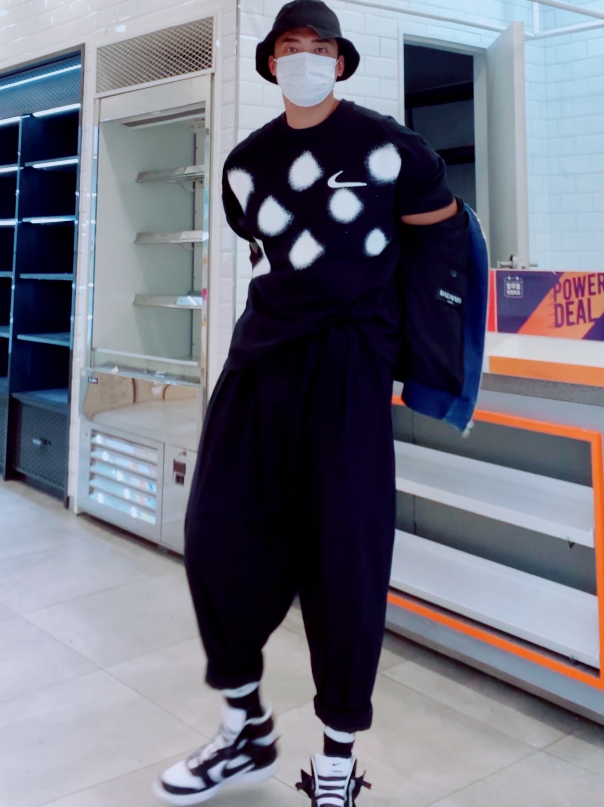 Nike x Sacai x Jean Paul Gaultier VaporWaffle Black White, Supreme x Nike Lightweight Crew Socks Black (1 Pack) 착용 스타일 - 4