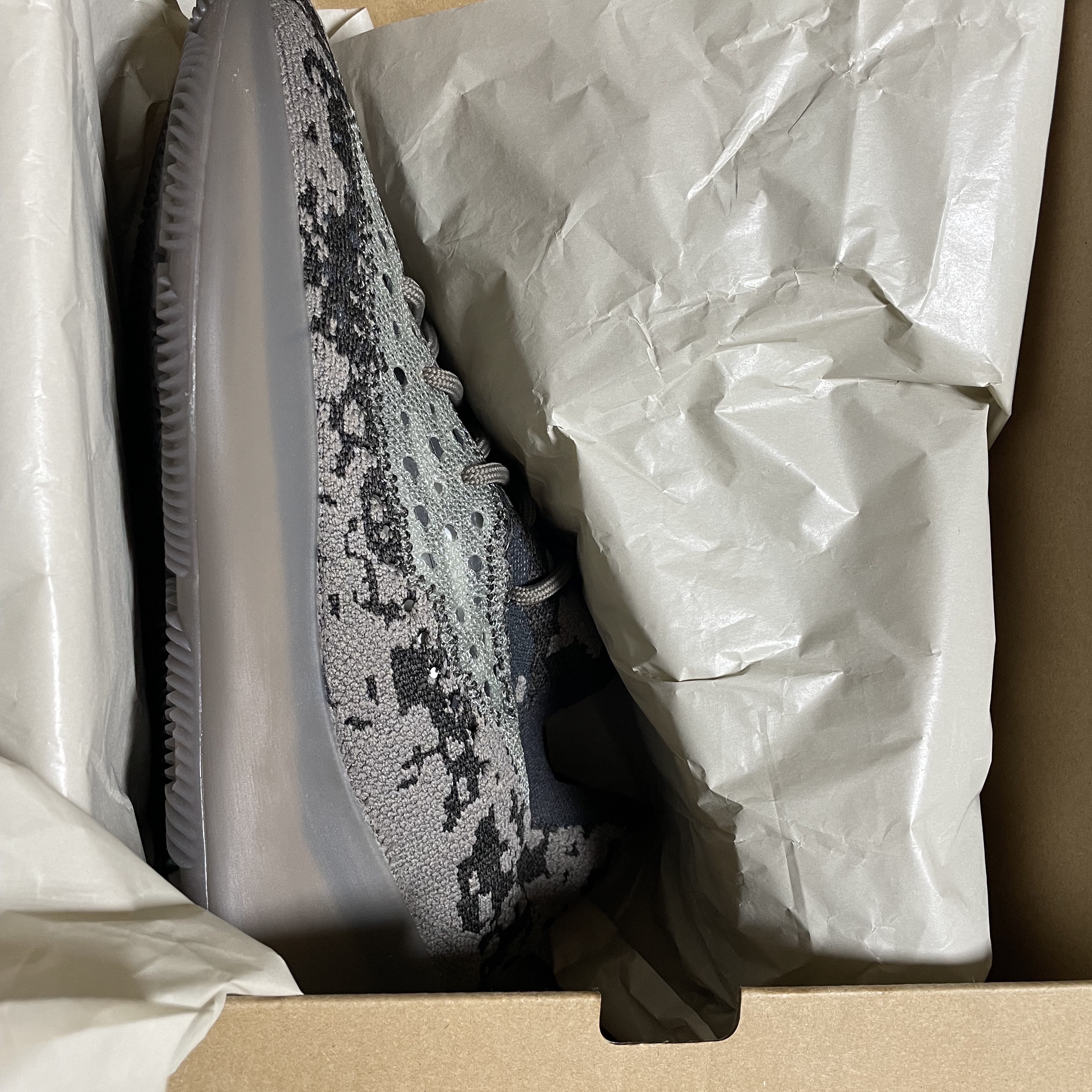 Adidas Yeezy Boost 380 Stone Salt 착용 스타일 - 3