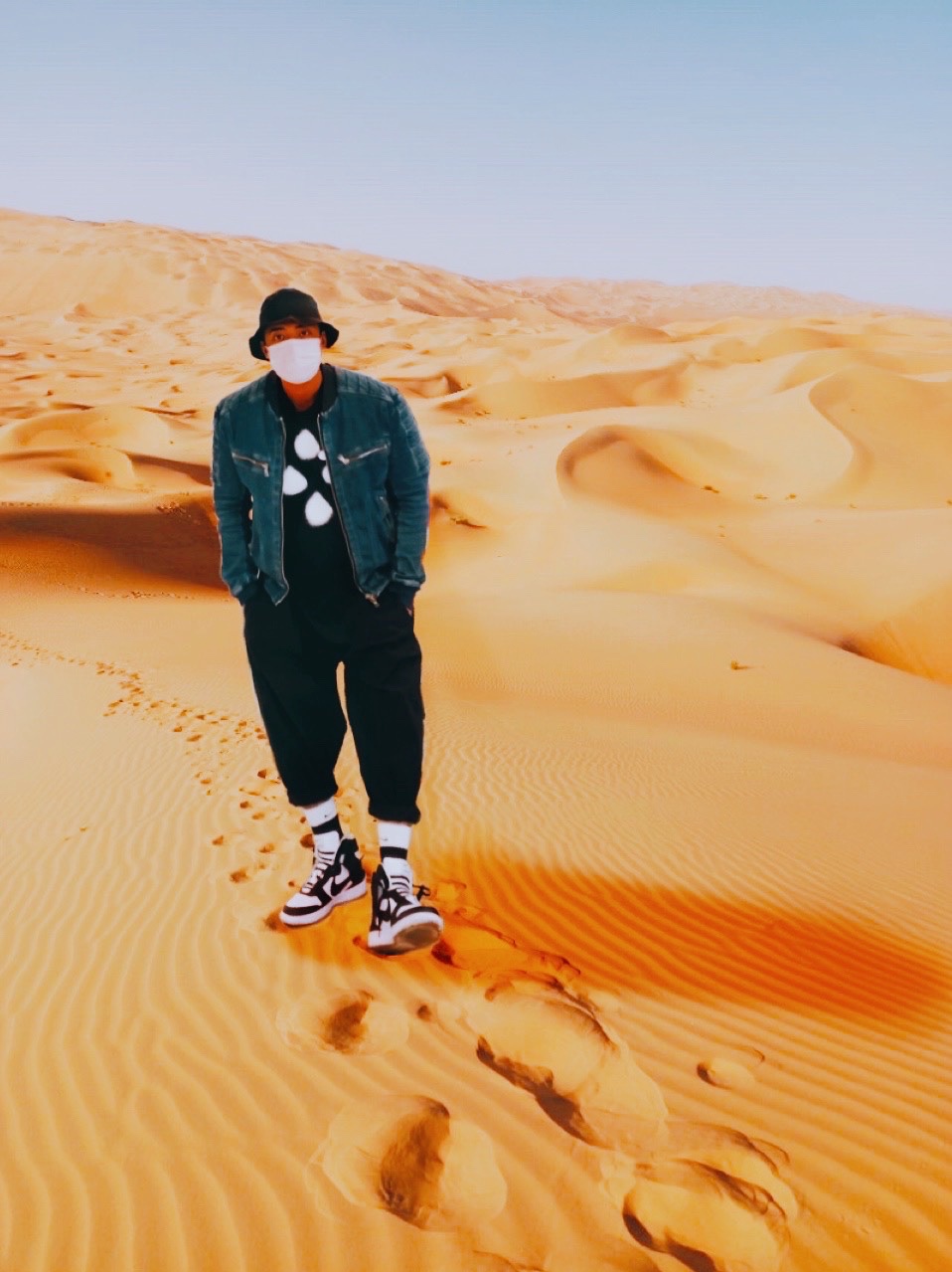 Nike x Off-White NRG Short Sleeve T-Shirt Black, Nike x Stussy Bucket Hat Black 착용 스타일 - 1