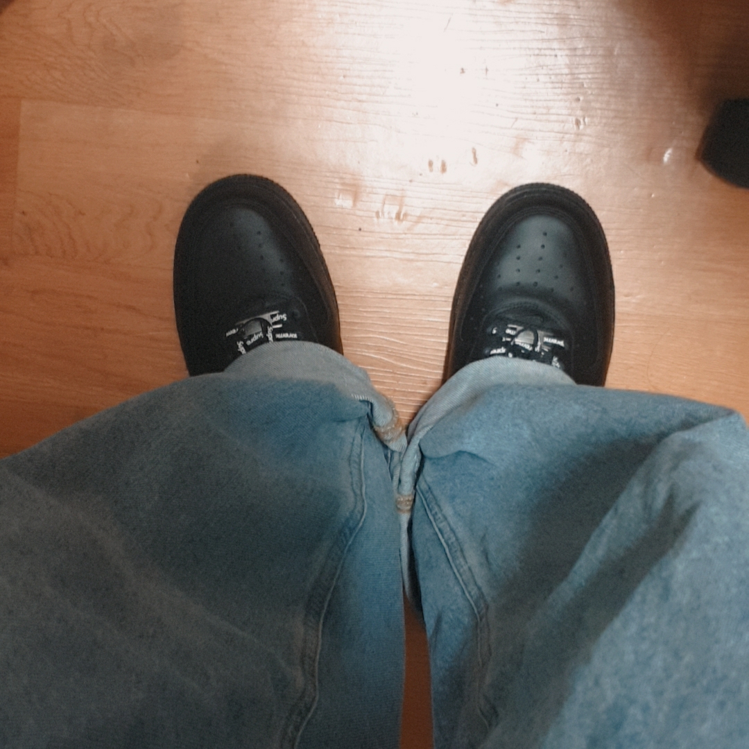 Nike x Supreme Air Force 1 Low Black 착용 스타일 - 2
