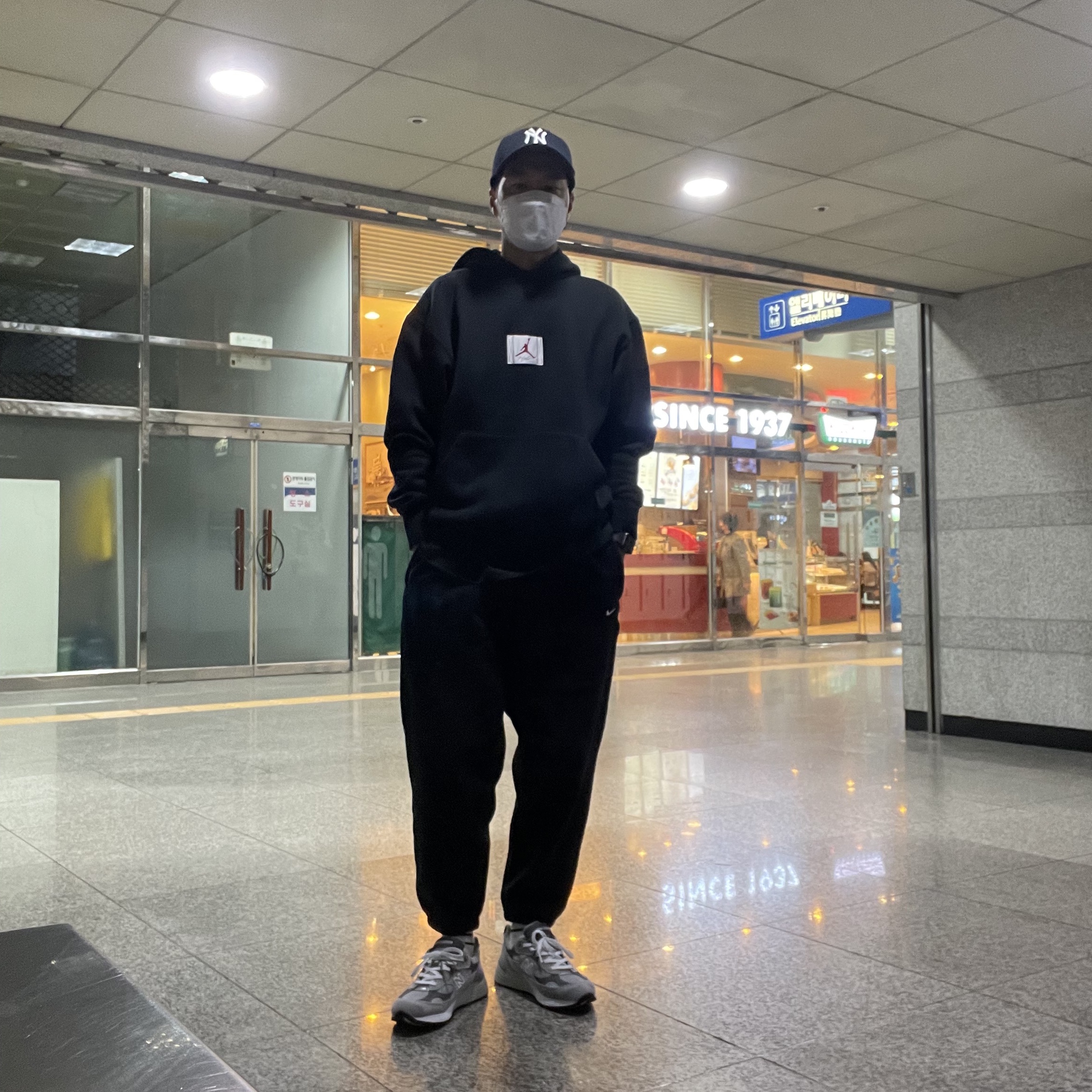 New Balance 992 Made in USA Grey - D Standard, Nike NRG Solo Swoosh Fleece Pants Black White - Asia 착용 스타일