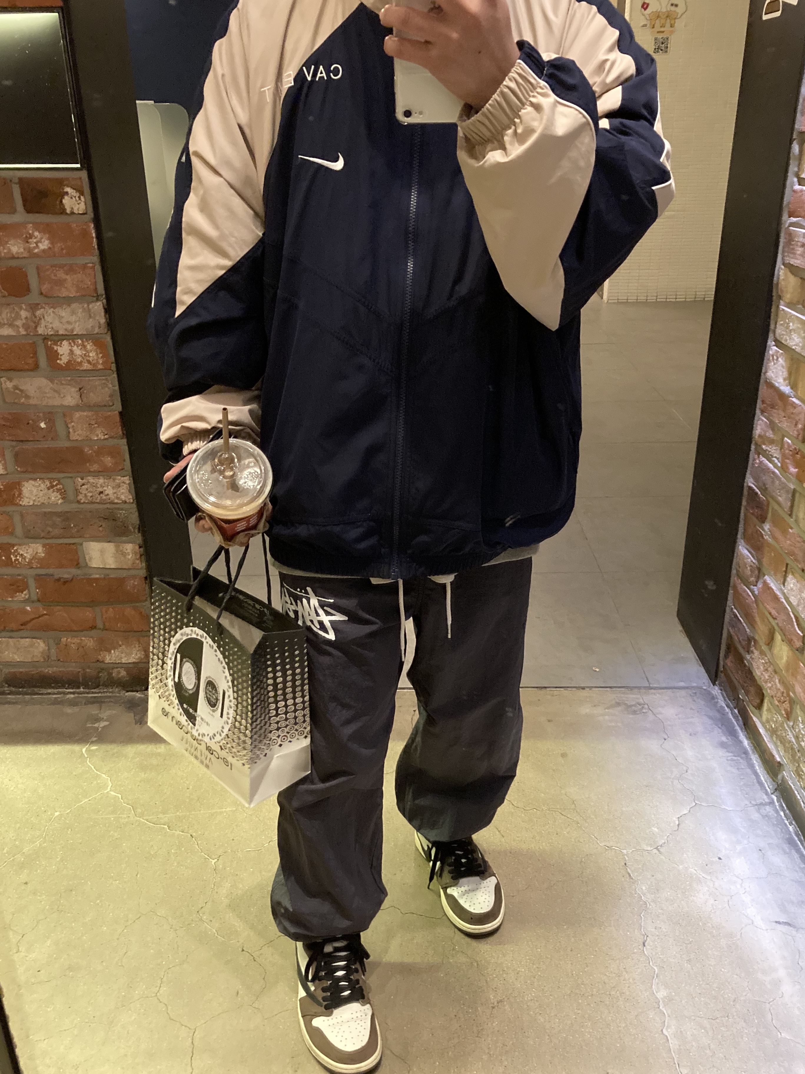 Jordan 1 x Travis Scott Retro High OG SP Mocha, Nike x Cav Empt Track Jacket Navy 착용 스타일