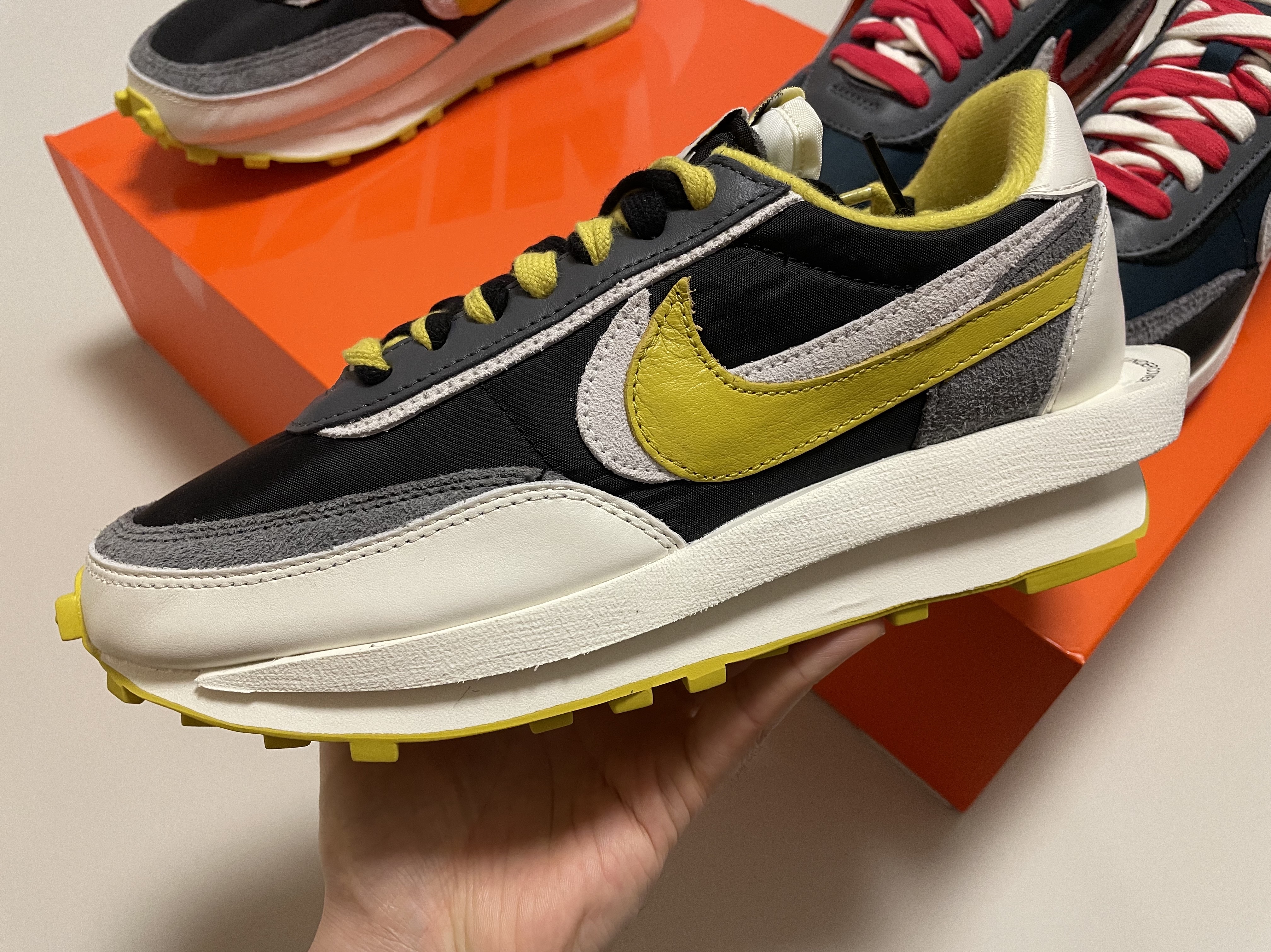 Nike x Sacai x Undercover LDWaffle Black Bright Citron, Nike x Sacai x Undercover LDWaffle Midnight Spruce University Red 착용 스타일 - 1