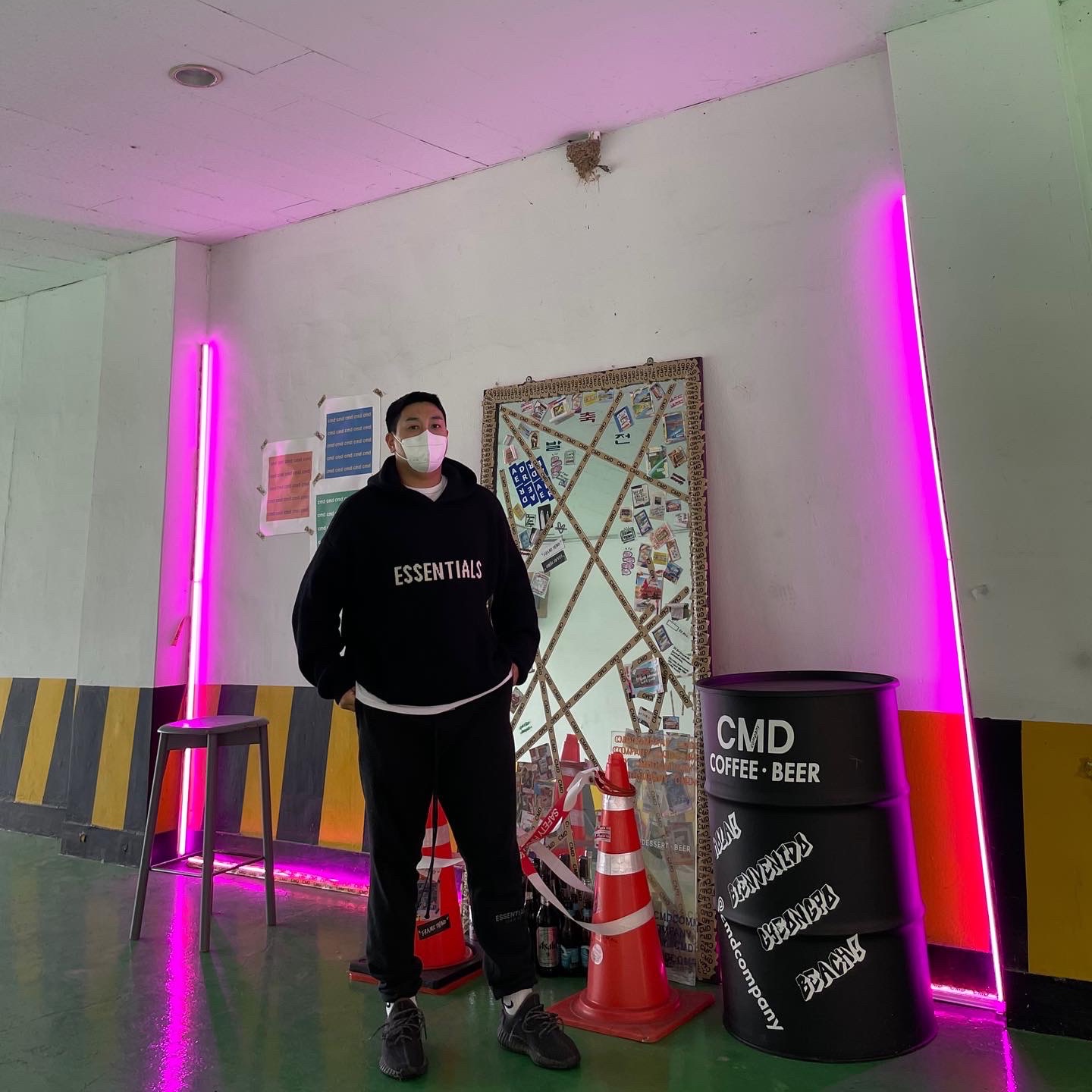 Essentials Knit Hoodie Black - 20FW, Essentials Track Pants Black - 20FW 착용 스타일
