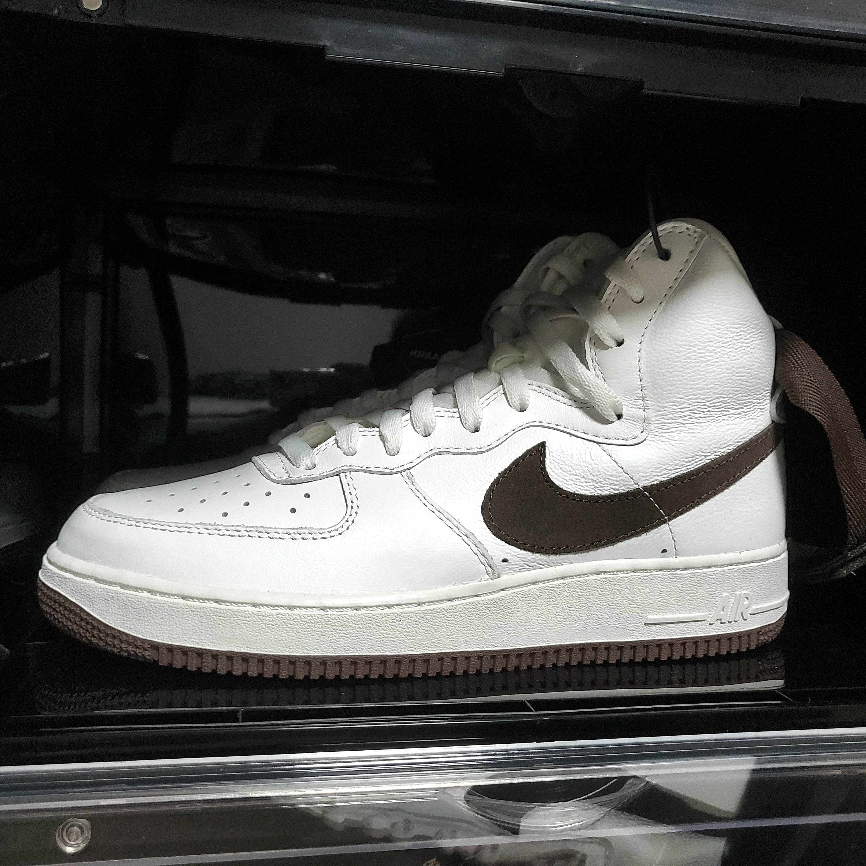 Nike Air Force 1 High Retro QS Summit White Chocolate 착용 스타일 - 3