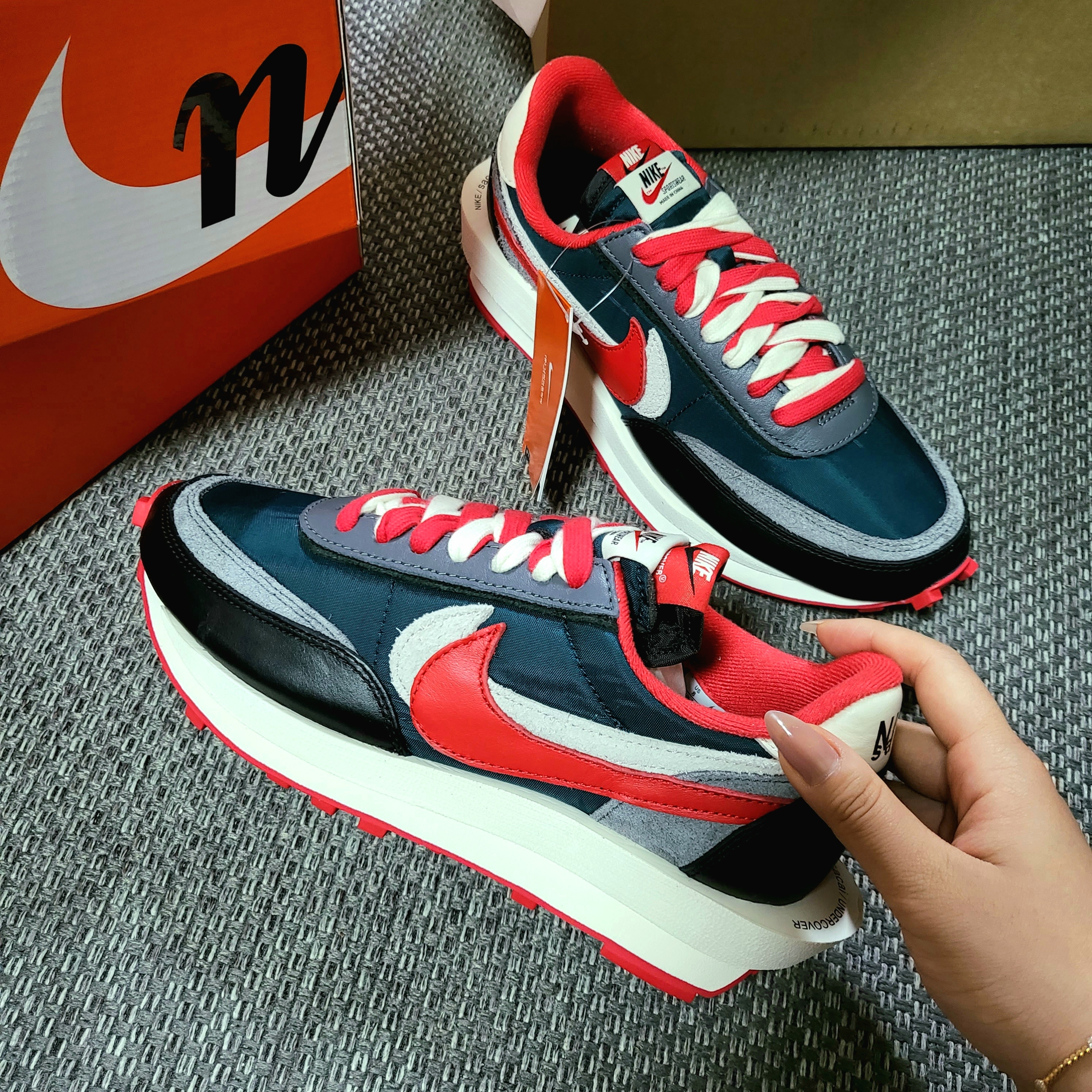 Nike x Sacai x Undercover LDWaffle Midnight Spruce University Red 착용 스타일