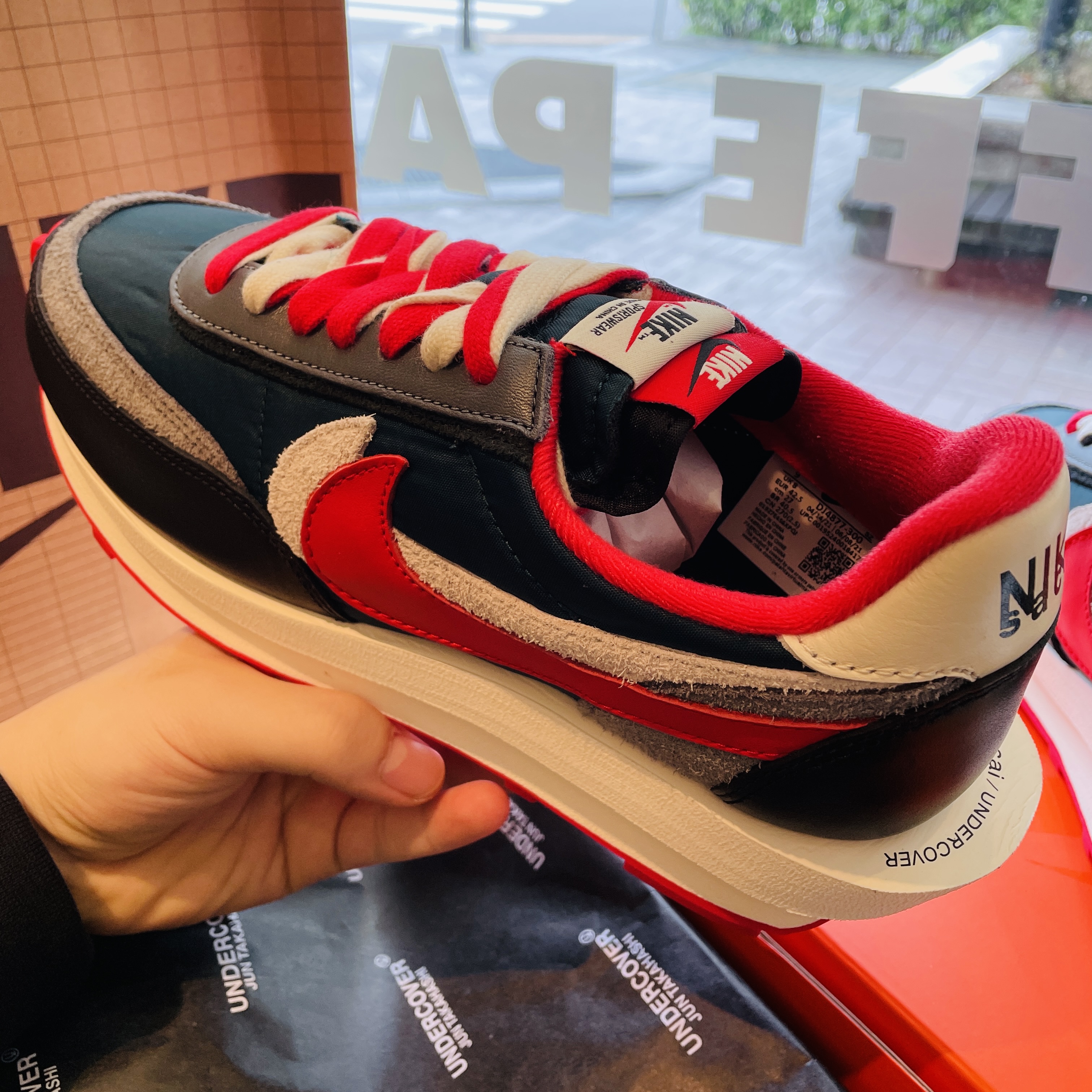 Nike x Sacai x Undercover LDWaffle Midnight Spruce University Red 착용 스타일 - 3