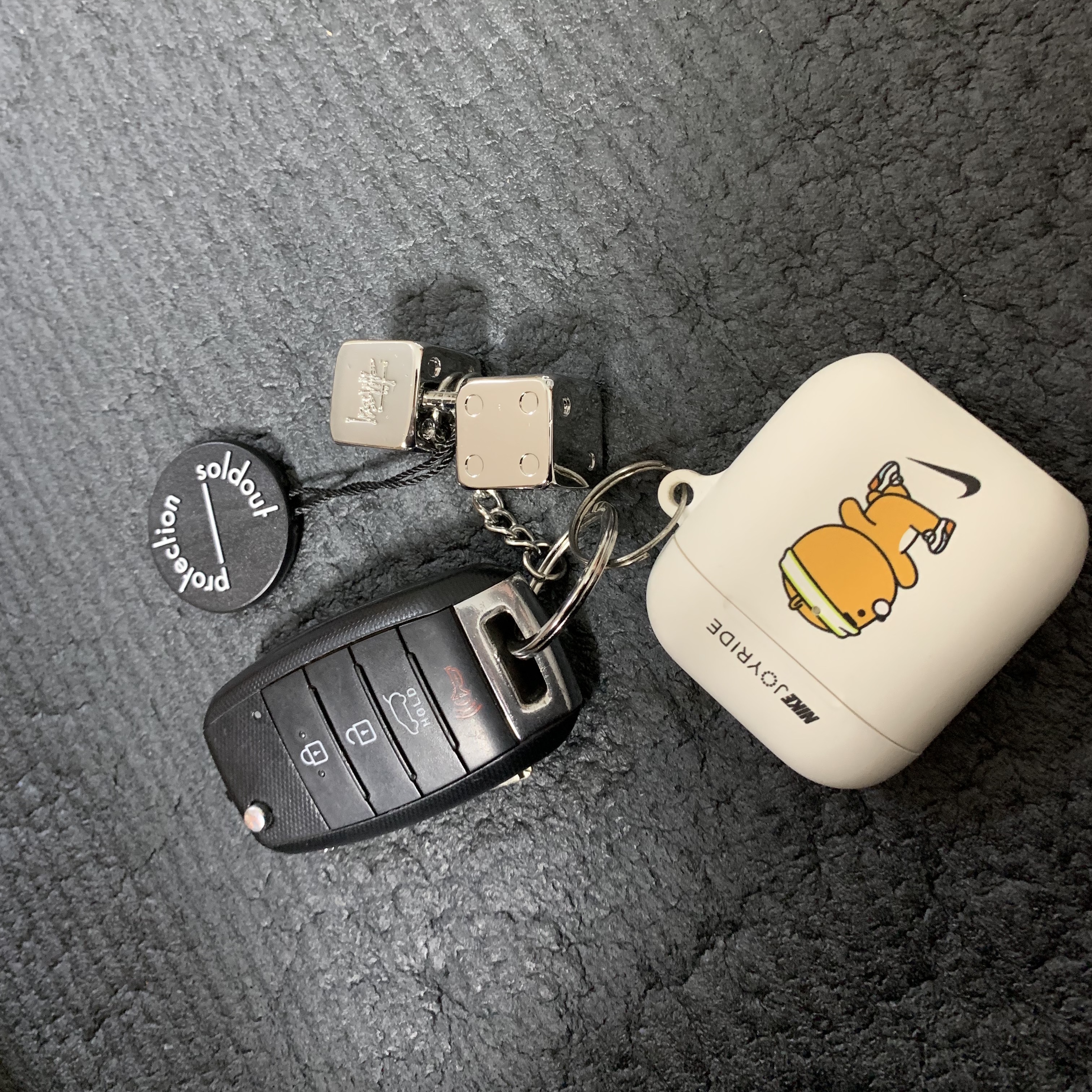 Stussy Metal Dice Keychain Silver 착용 스타일