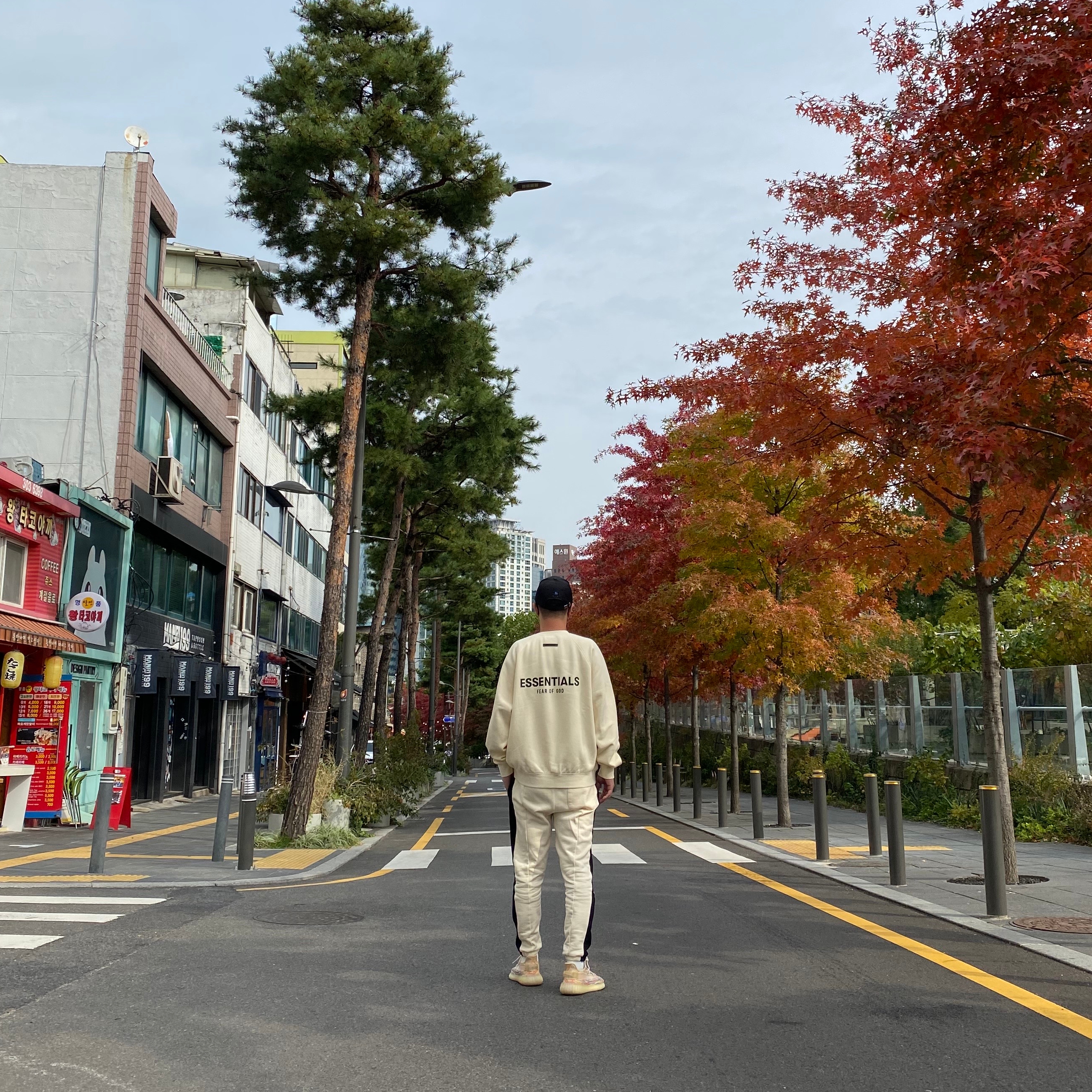 Essentials Pull-Over Crewneck Sweatshirt Cream - 21SS, Adidas Yeezy Boost 350 V2 MX Oat 착용 스타일 - 1