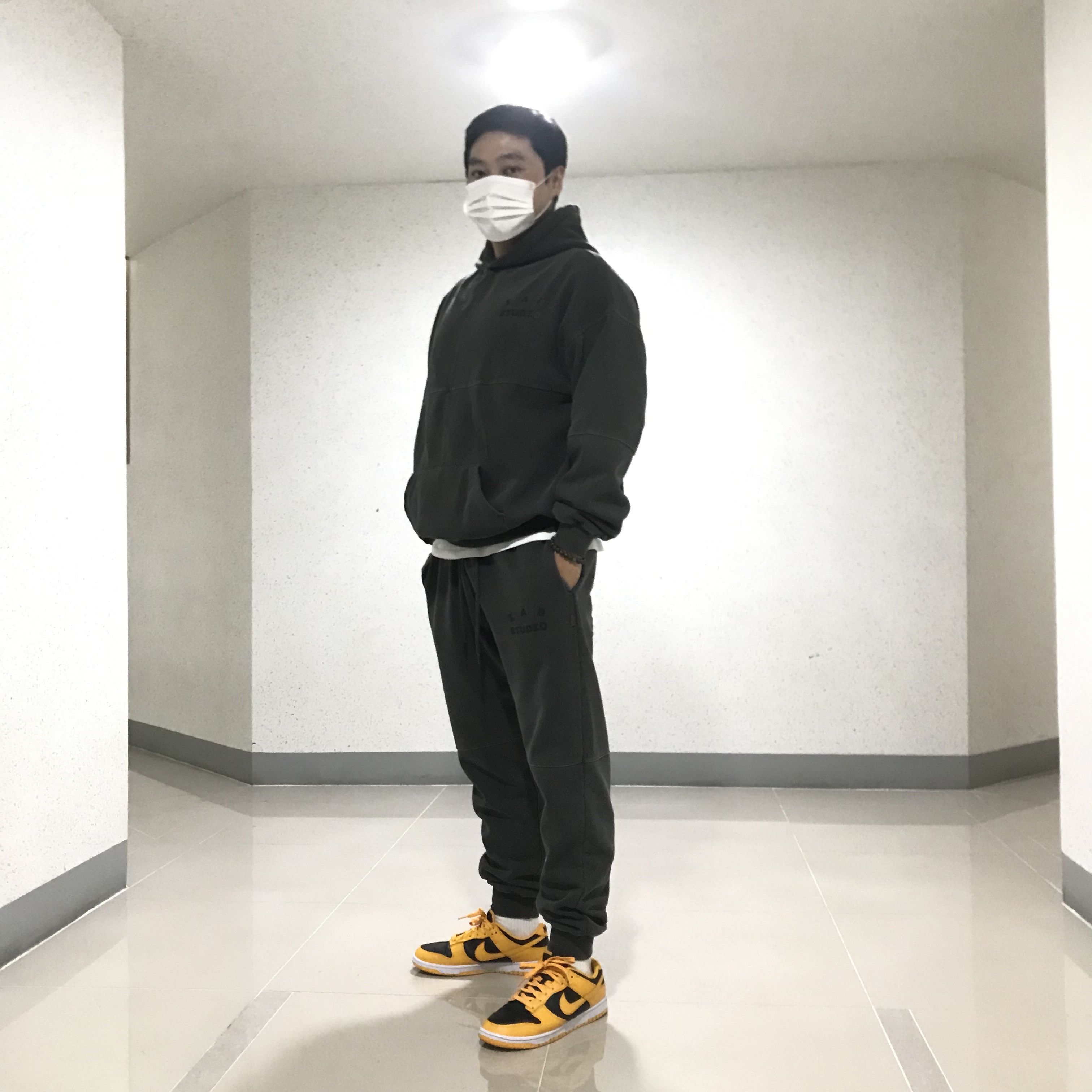 IAB Studio Blocked Pigment Hoodie Black, IAB Studio Blocked Pigment Sweatpants Black 착용 스타일 - 3