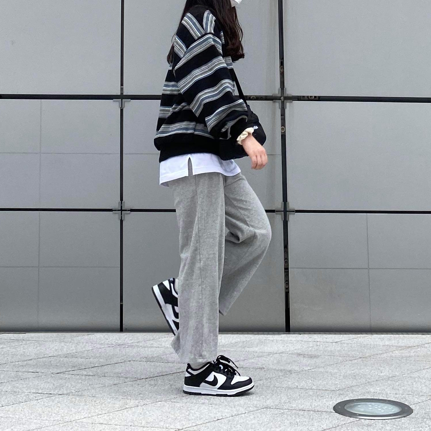 (W) Nike Dunk Low Black 착용 스타일 - 1