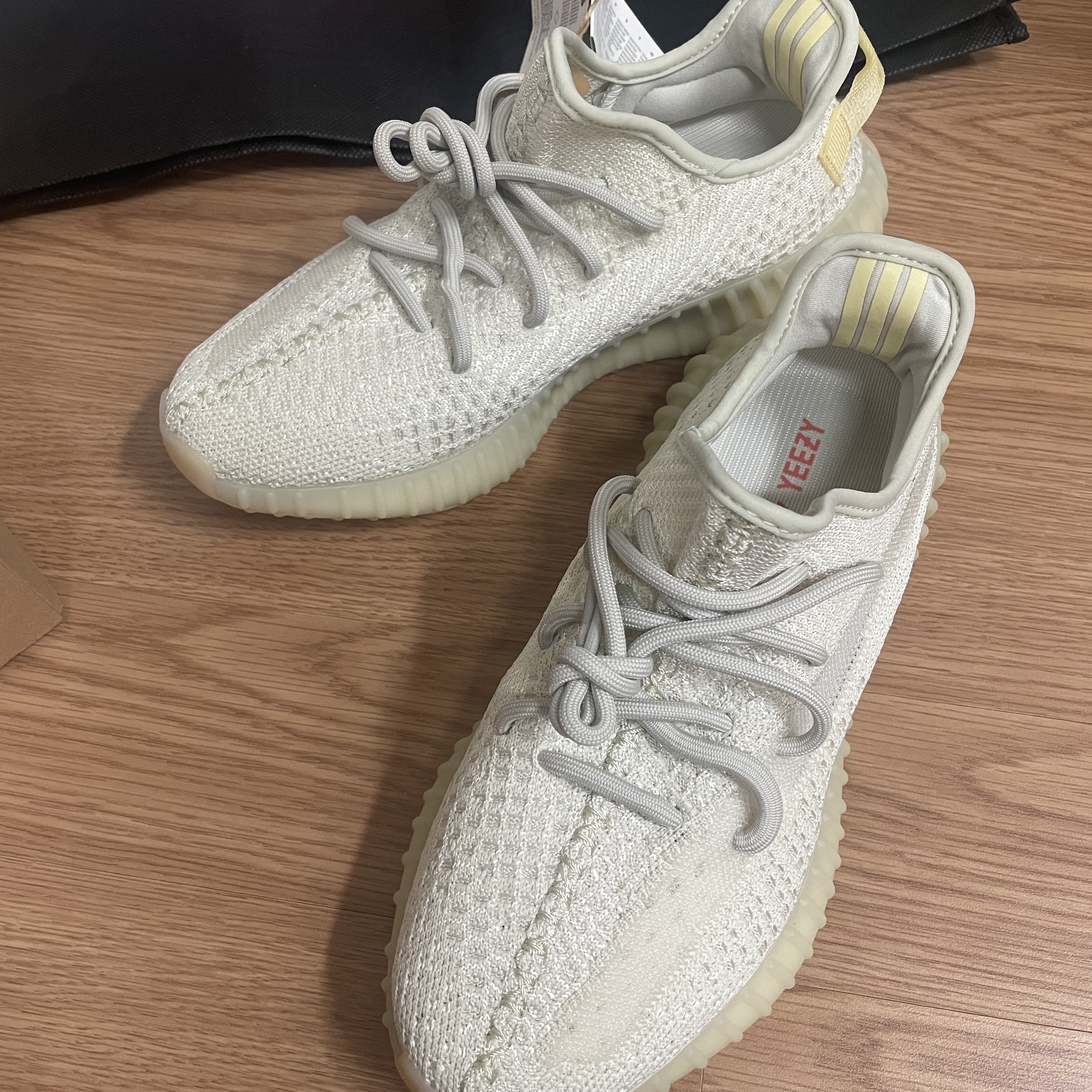 Adidas Yeezy Boost 350 V2 Light 착용 스타일 - 2