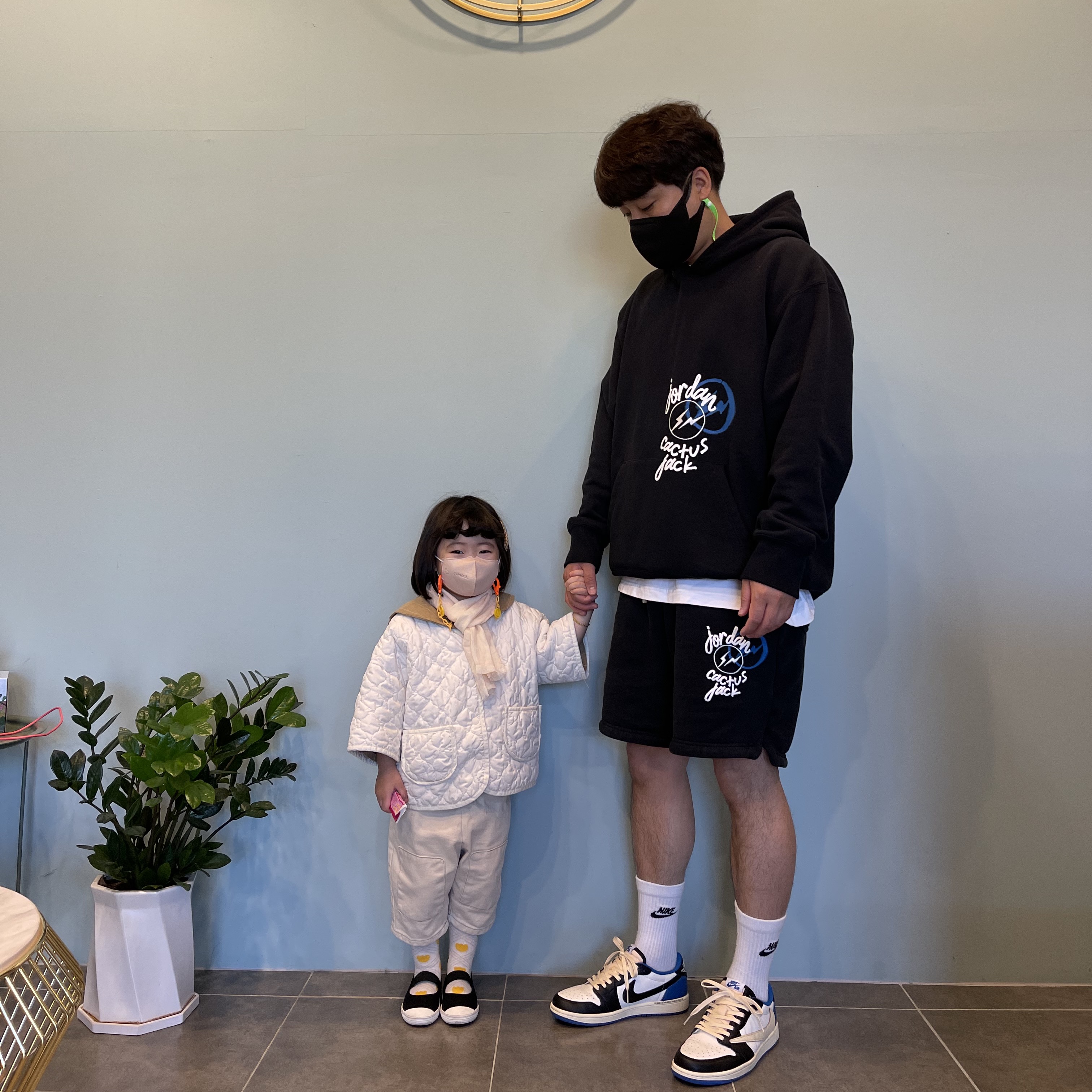 Jordan 1 x Travis Scott x Fragment Retro Low OG SP Military Blue, Jordan x Travis Scott x Fragment Hoodie Black (DJ0615-010) 착용 스타일
