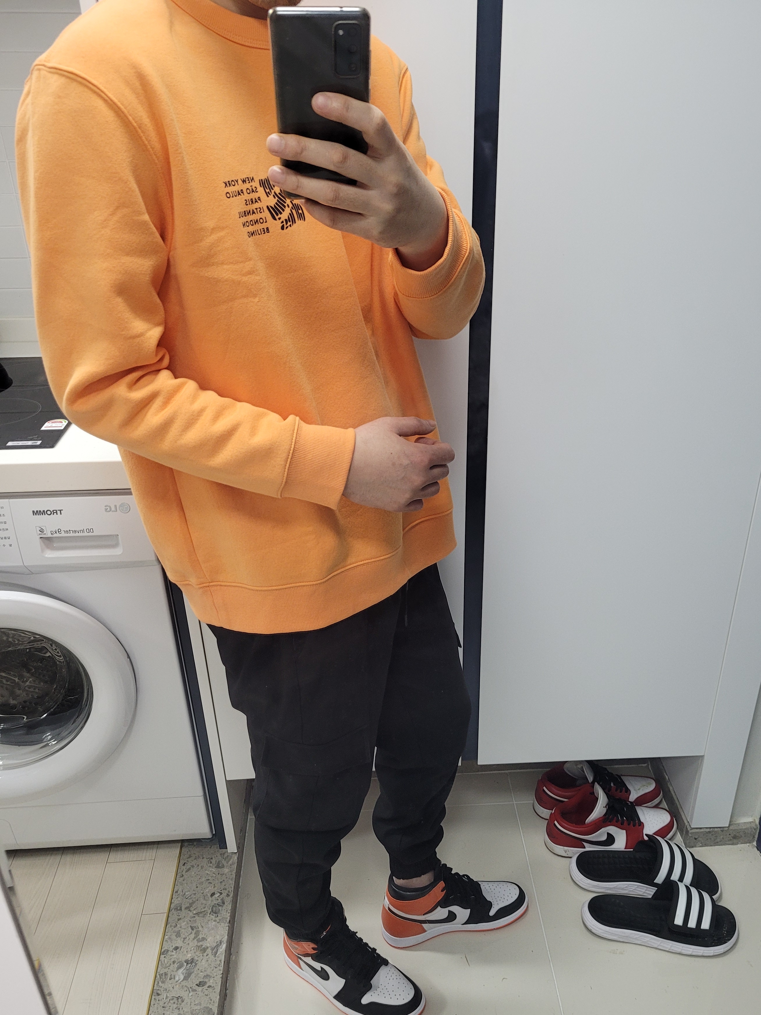 Jordan 1 Retro High OG Electro Orange 착용 스타일