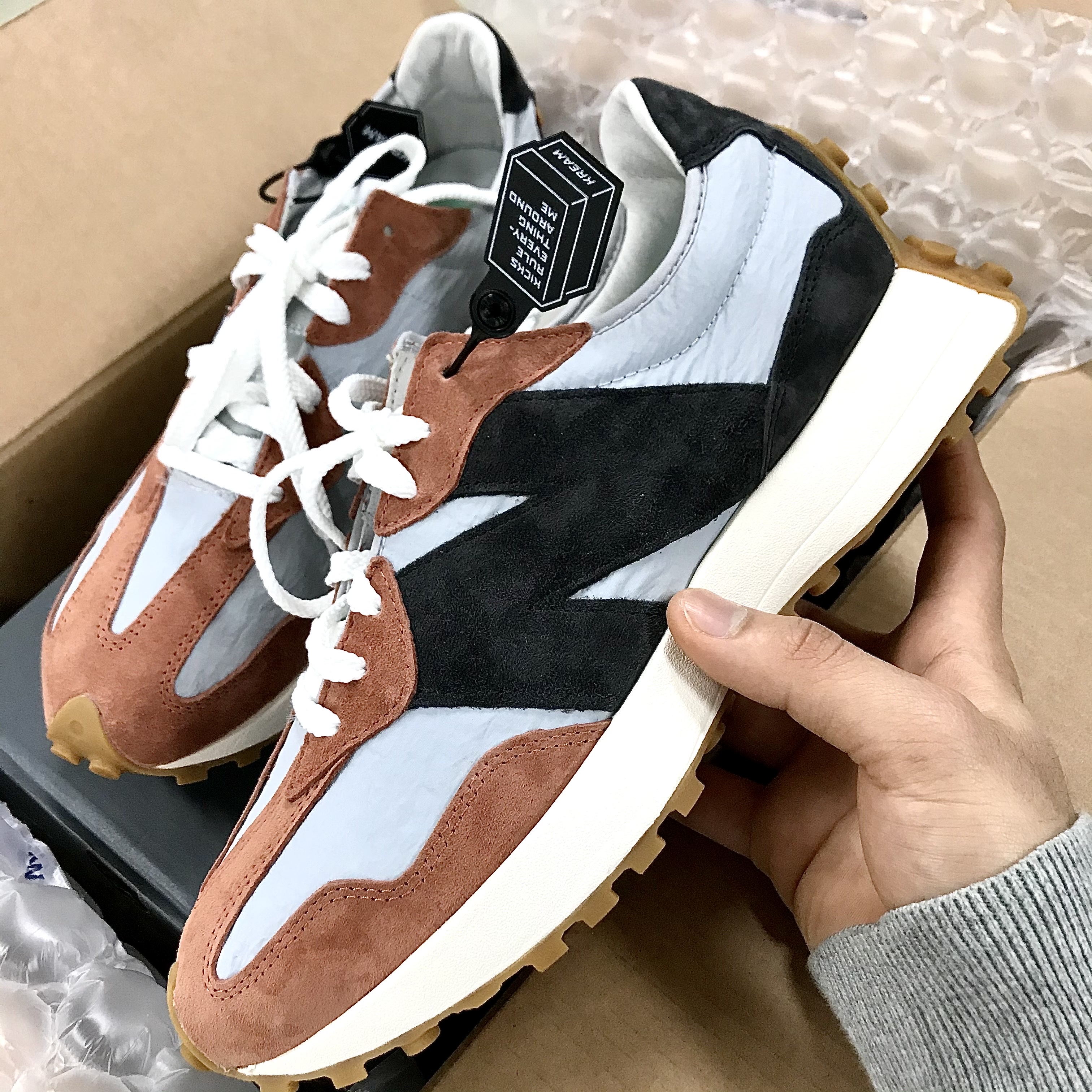 New Balance 327 Brown Grey 착용 스타일 - 2