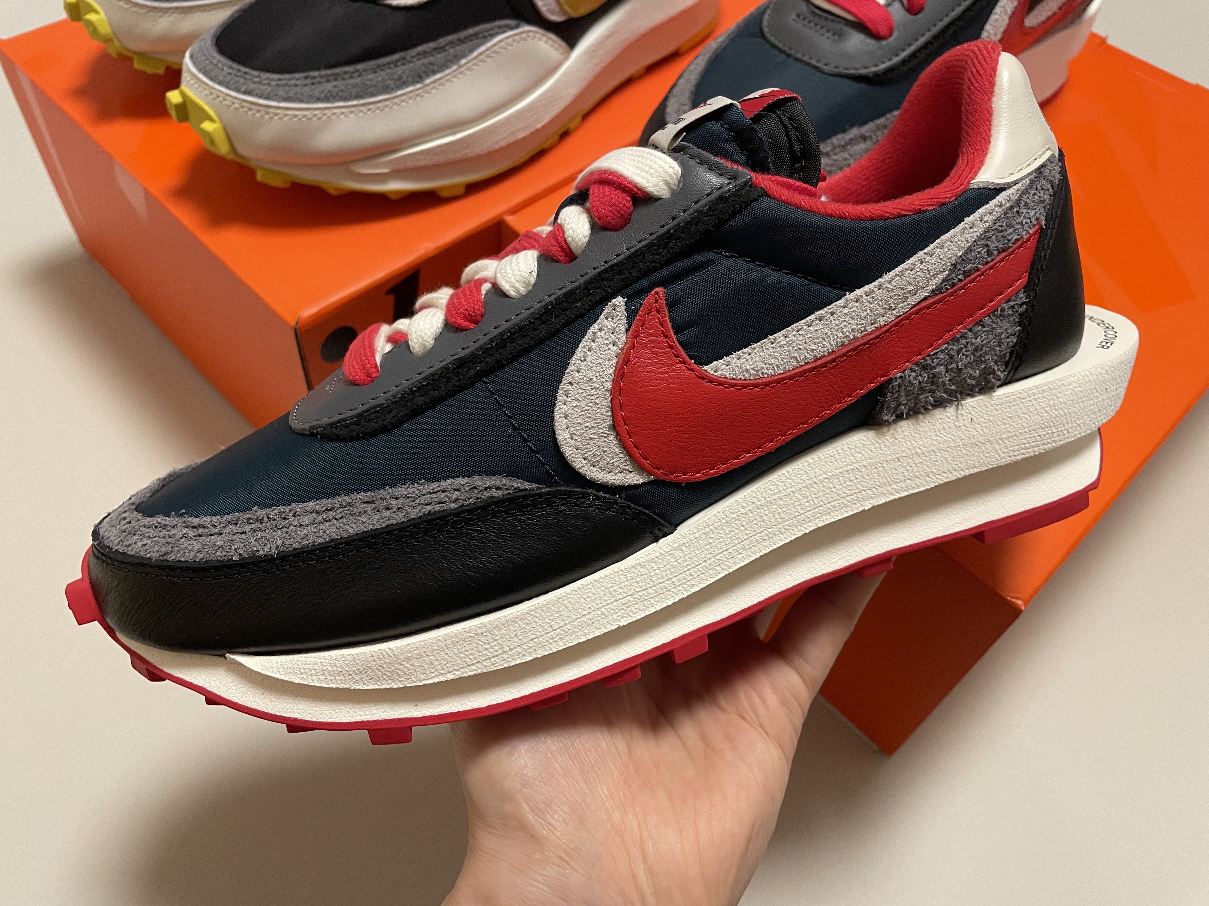 Nike x Sacai x Undercover LDWaffle Black Bright Citron, Nike x Sacai x Undercover LDWaffle Midnight Spruce University Red 착용 스타일 - 2