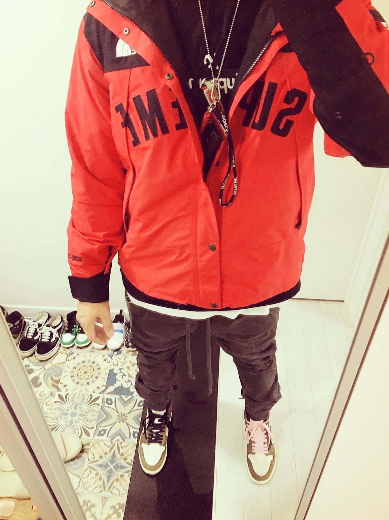 Jordan 1 x Travis Scott Retro High OG SP Mocha, Supreme x The North Face Arc Logo Mountain Parka Red - 19SS 착용 스타일 - 2
