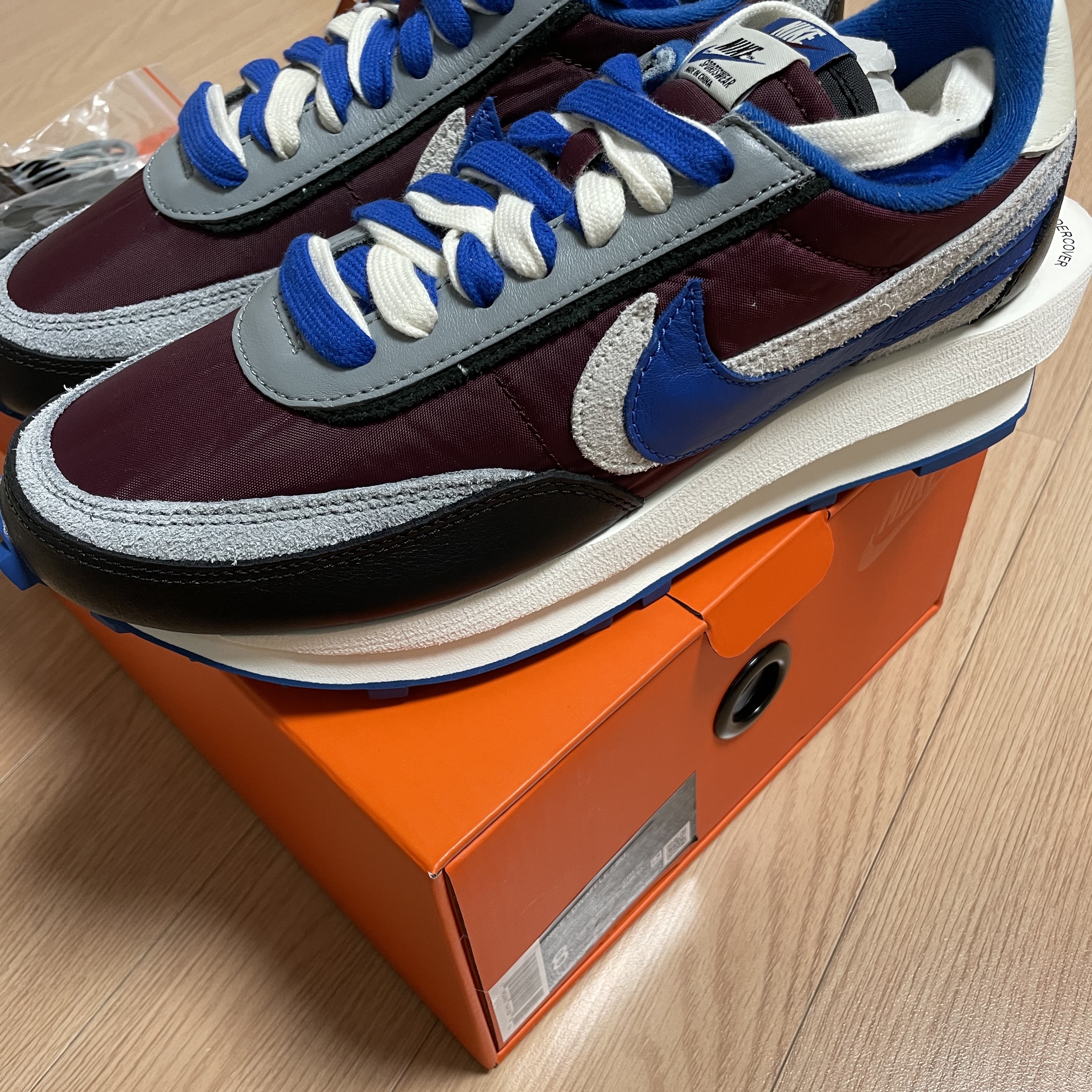 Nike x Sacai x Undercover LDWaffle Night Maroon Team Royal 착용 스타일 - 1