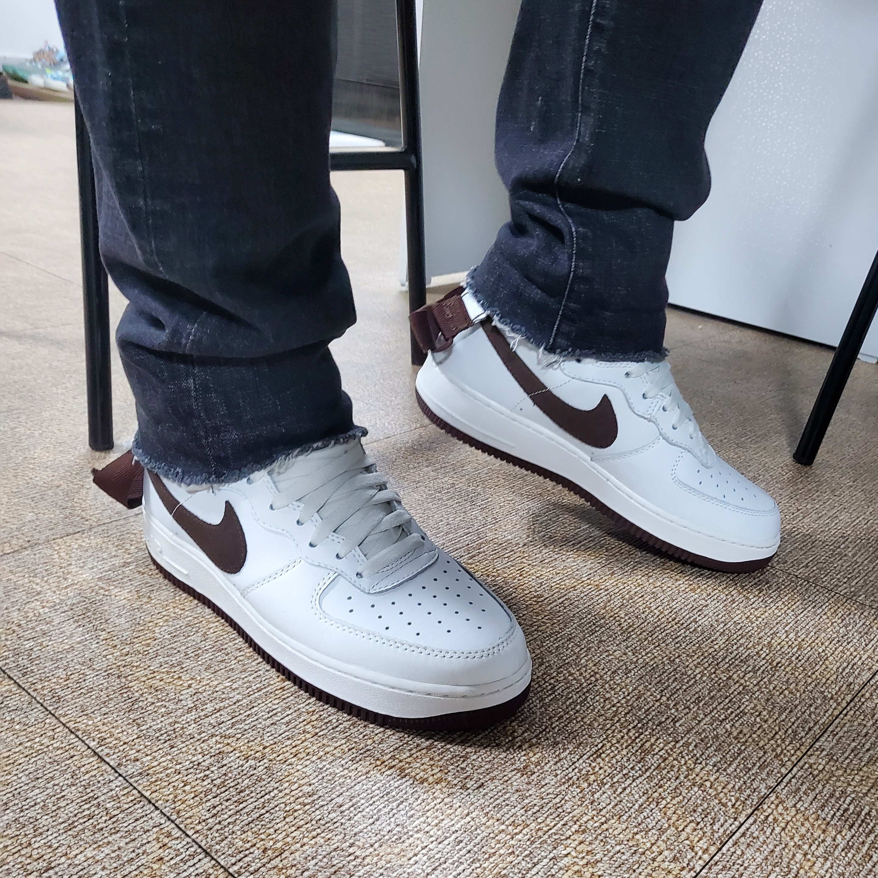 Nike Air Force 1 High Retro QS Summit White Chocolate 착용 스타일 - 1