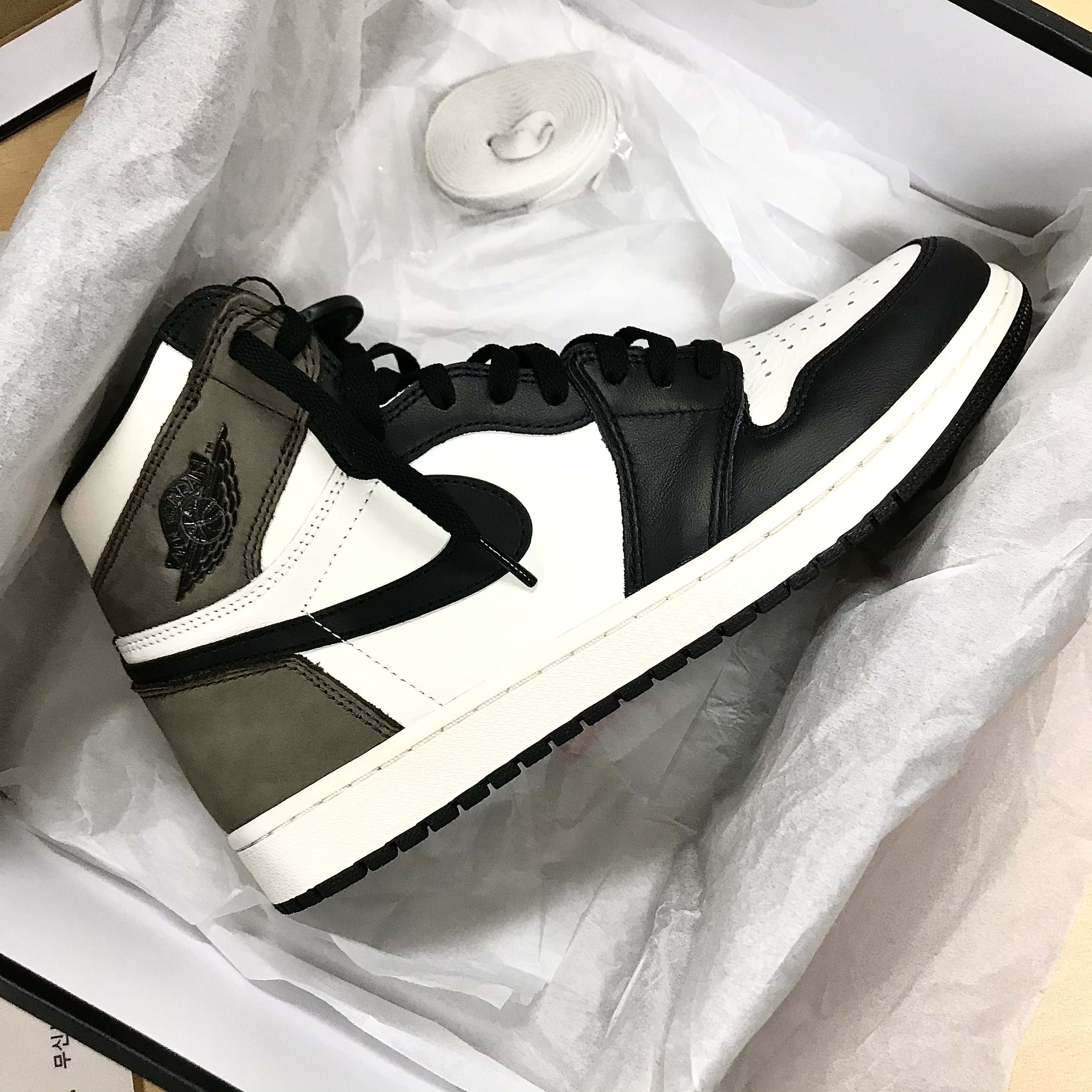 Jordan 1 Retro High OG Black Mocha, Essentials 3D Silicon Applique Boxy Long Sleeve T-Shirt White - 20SS 착용 스타일 - 2