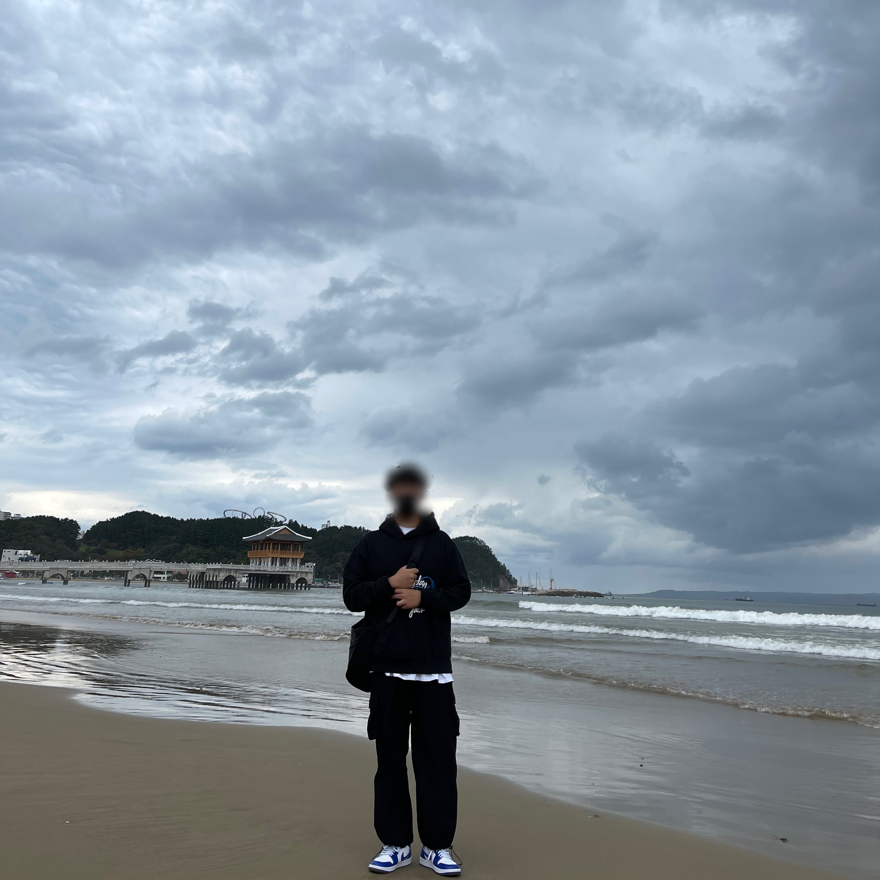 Jordan x Travis Scott x Fragment Hoodie Black (DJ0615-010), (W) Jordan 1 Mid White Hyper Royal 착용 스타일