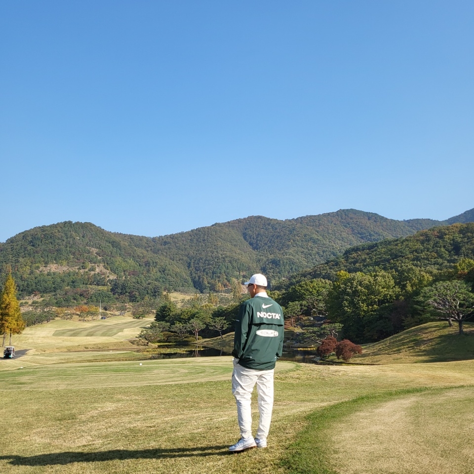New Balance x Malbon 997 Golf White Green, Nike x Drake Nocta Golf Mock Neck Top White - US/EU 착용 스타일