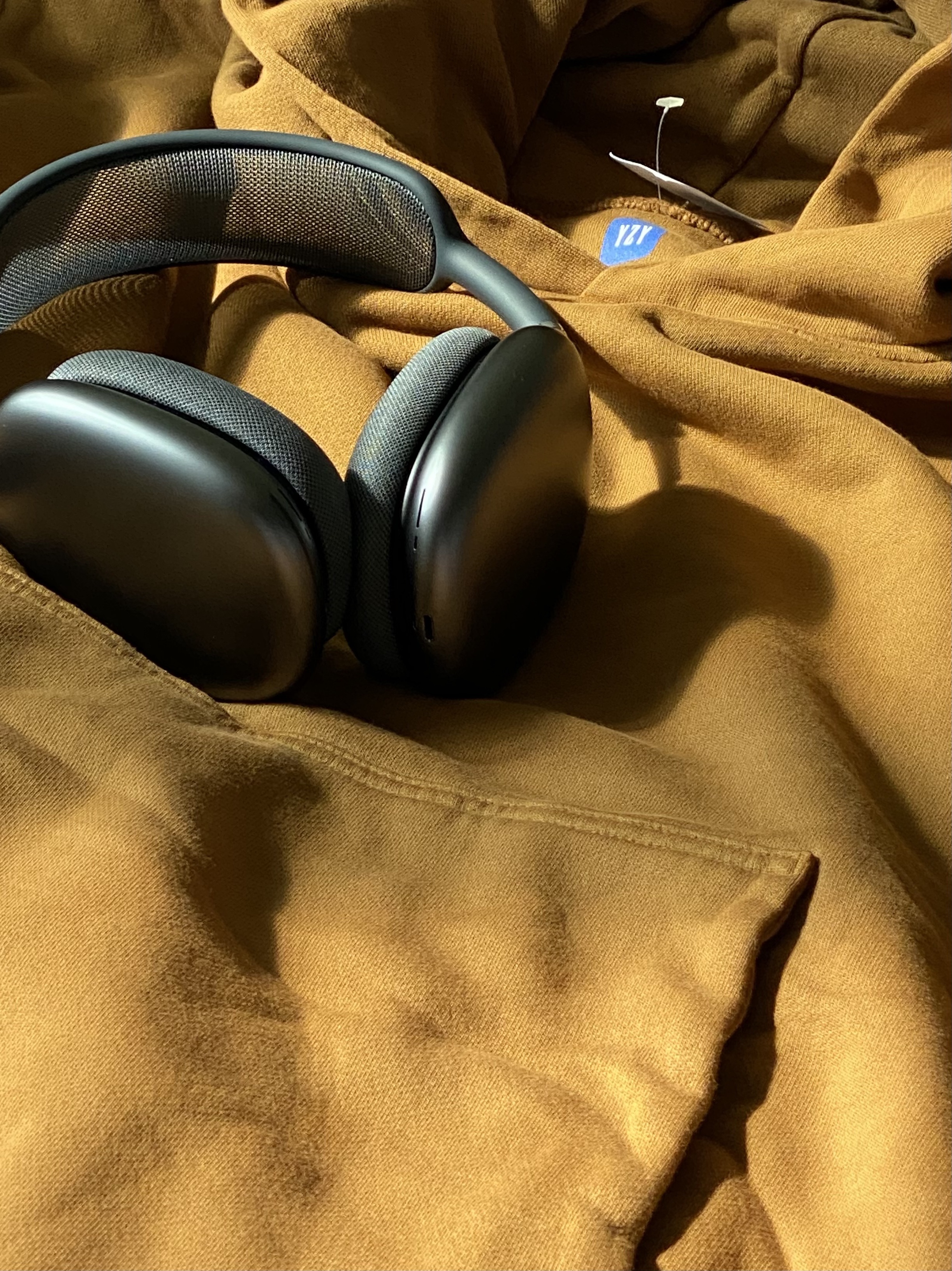 Yeezy Gap Hoodie Light Brown, Apple AirPods Max Lightning Space Gray (Korean Ver.) 착용 스타일 - 1