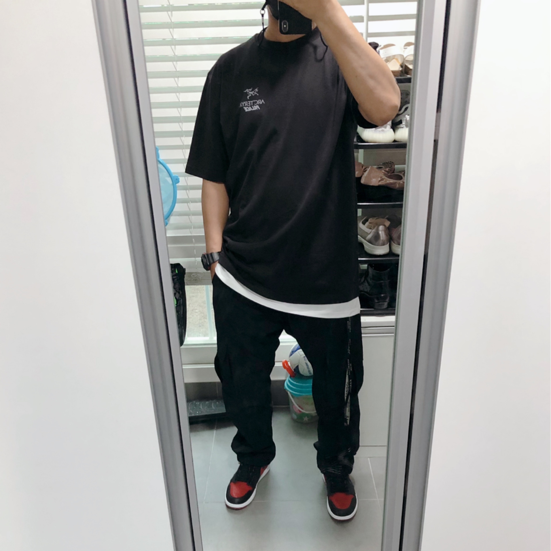 Palace x Arc'teryx T-Shirt Black - 20FW, Jordan 1 Retro High OG Bred Banned 2016 착용 스타일 - 1