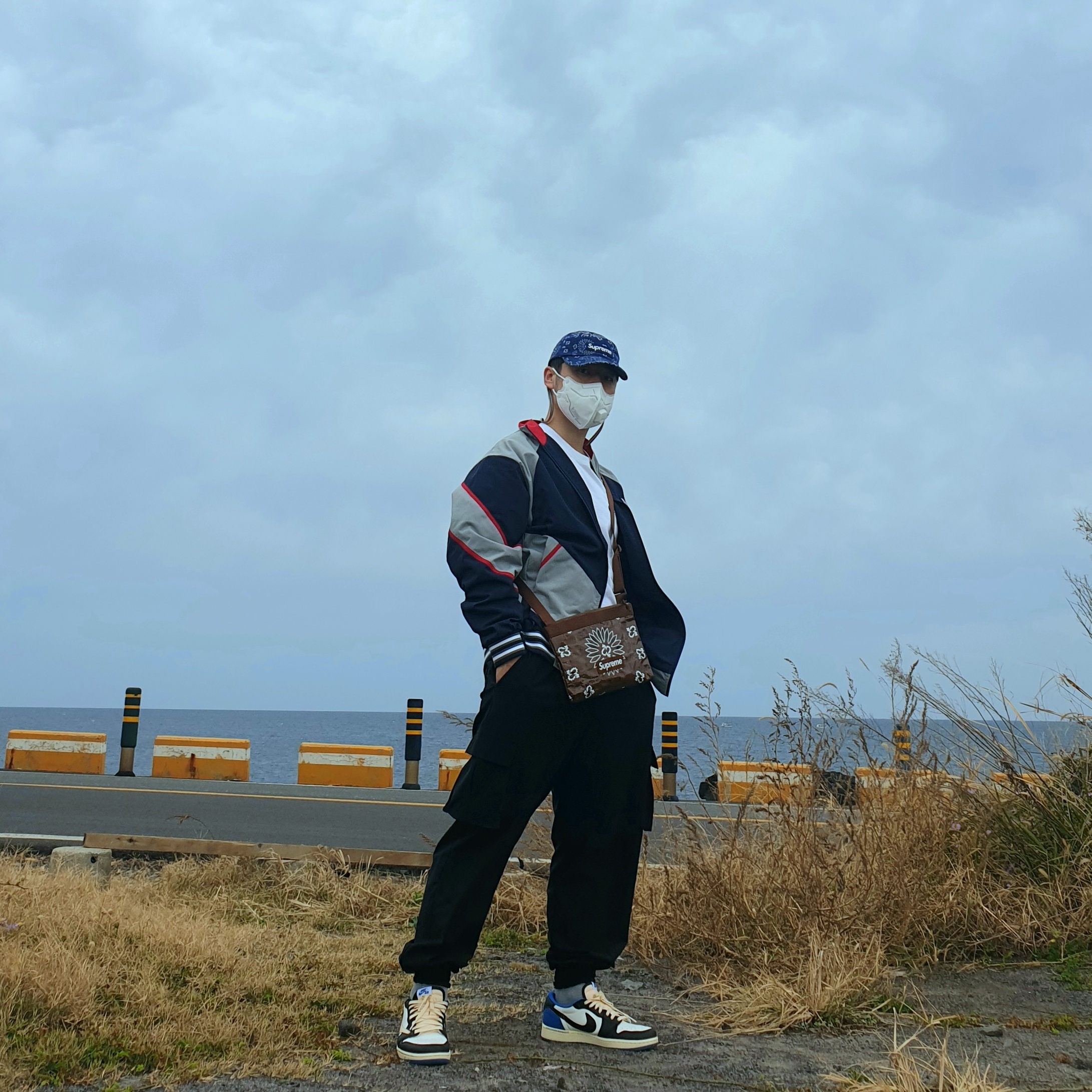 Jordan 1 x Travis Scott x Fragment Retro Low OG SP Military Blue, Supreme x New York Yankees Track Jacket Navy - 21FW 착용 스타일
