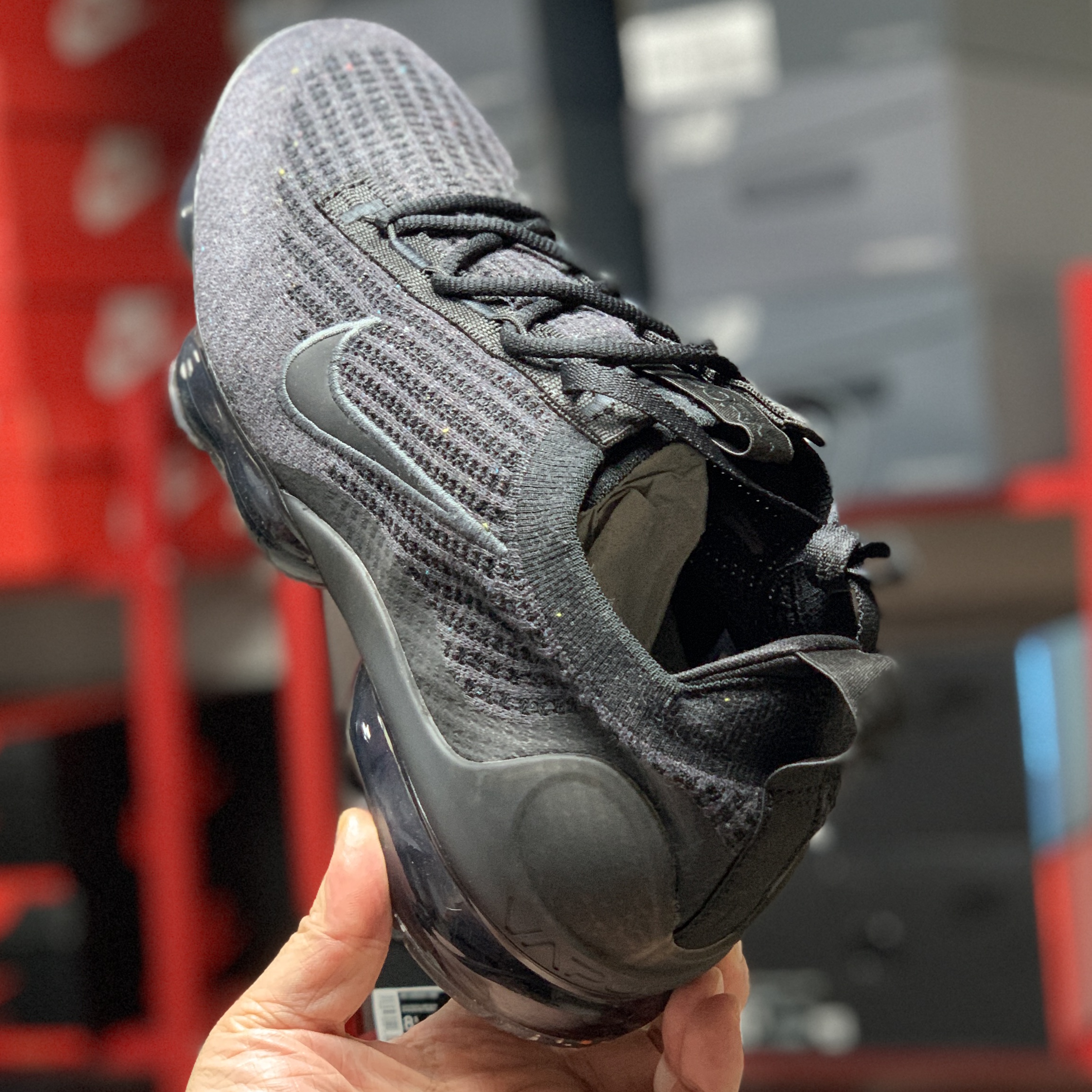 Nike Air VaporMax 2021 Flyknit Triple Black 착용 스타일 - 2