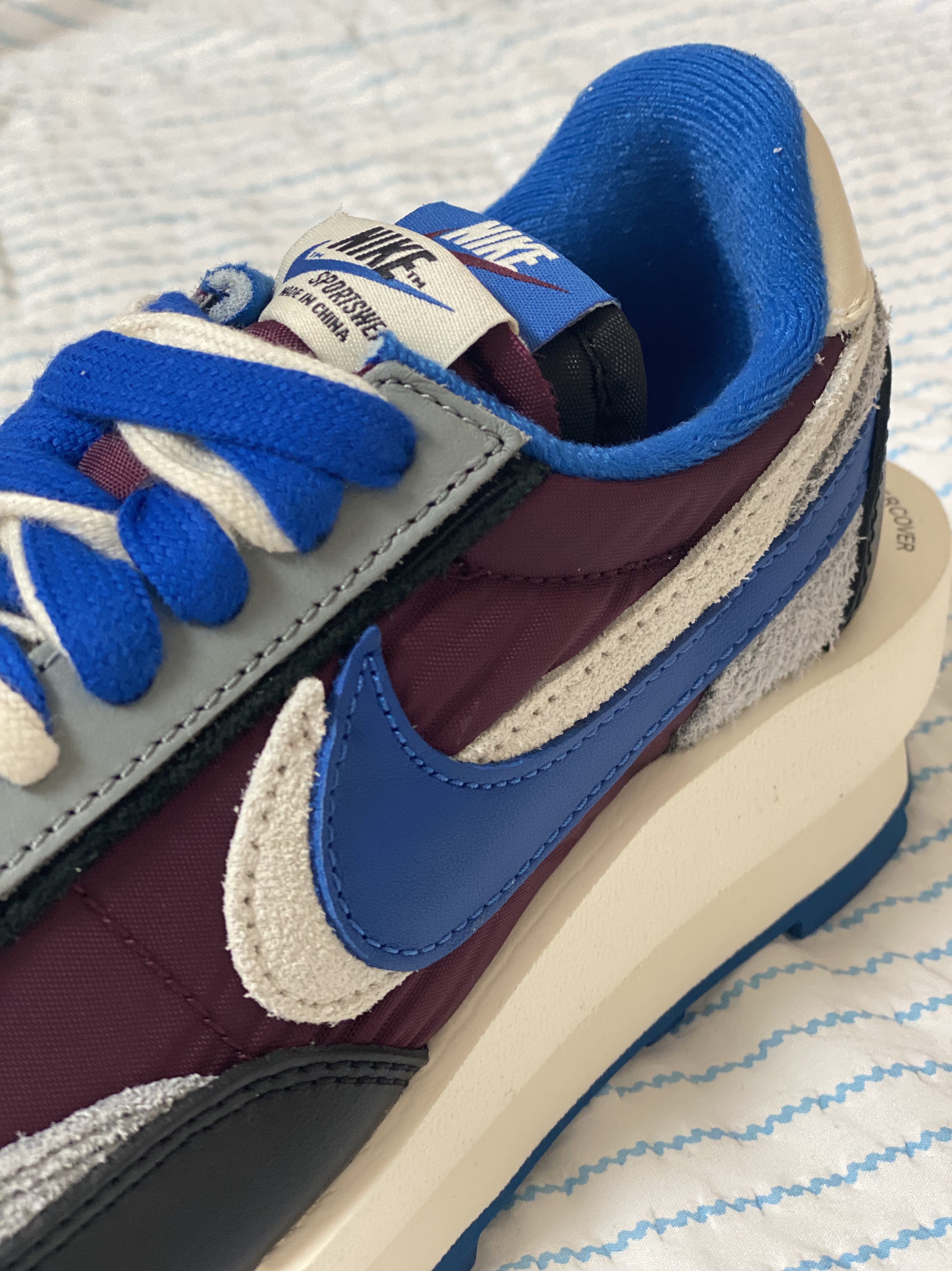 Nike x Sacai x Undercover LDWaffle Night Maroon Team Royal 착용 스타일 - 2