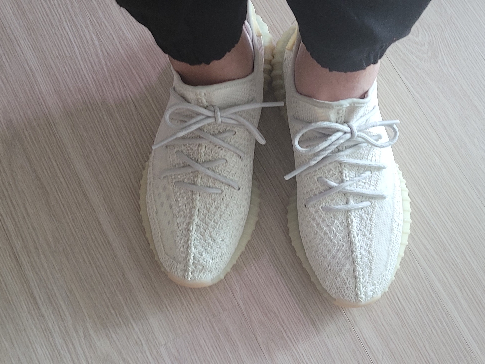 Adidas Yeezy Boost 350 V2 Light 착용 스타일 - 2