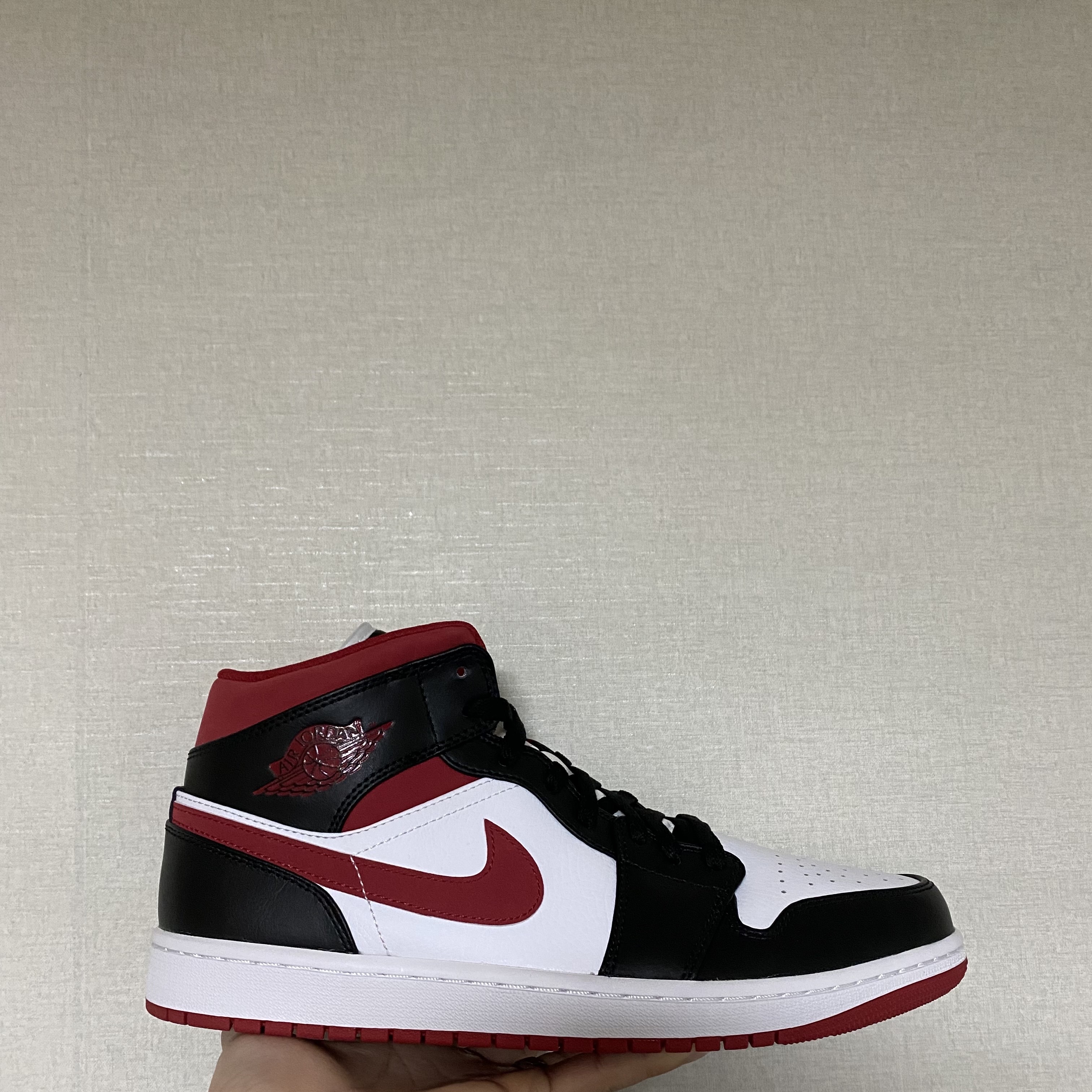 Jordan 1 Mid Gym Red Black White 착용 스타일 - 3