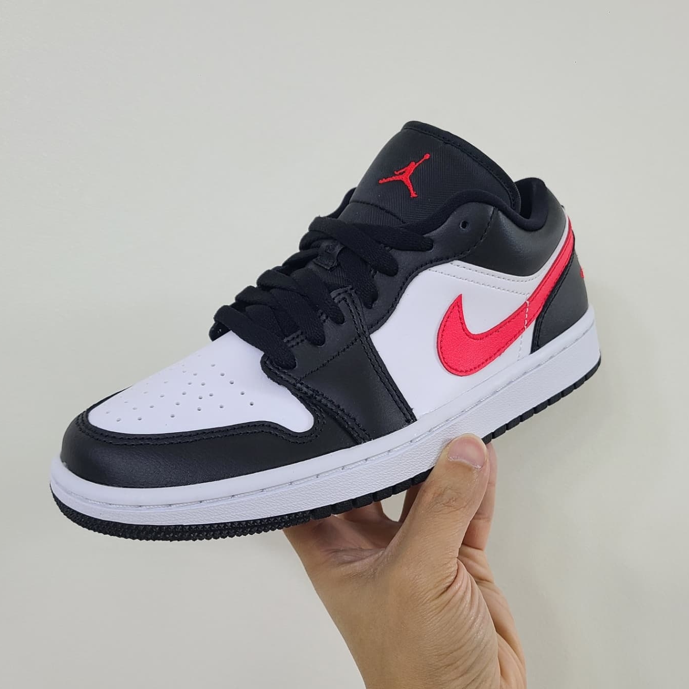 (W) Jordan 1 Low Black Siren Red 착용 스타일 - 1