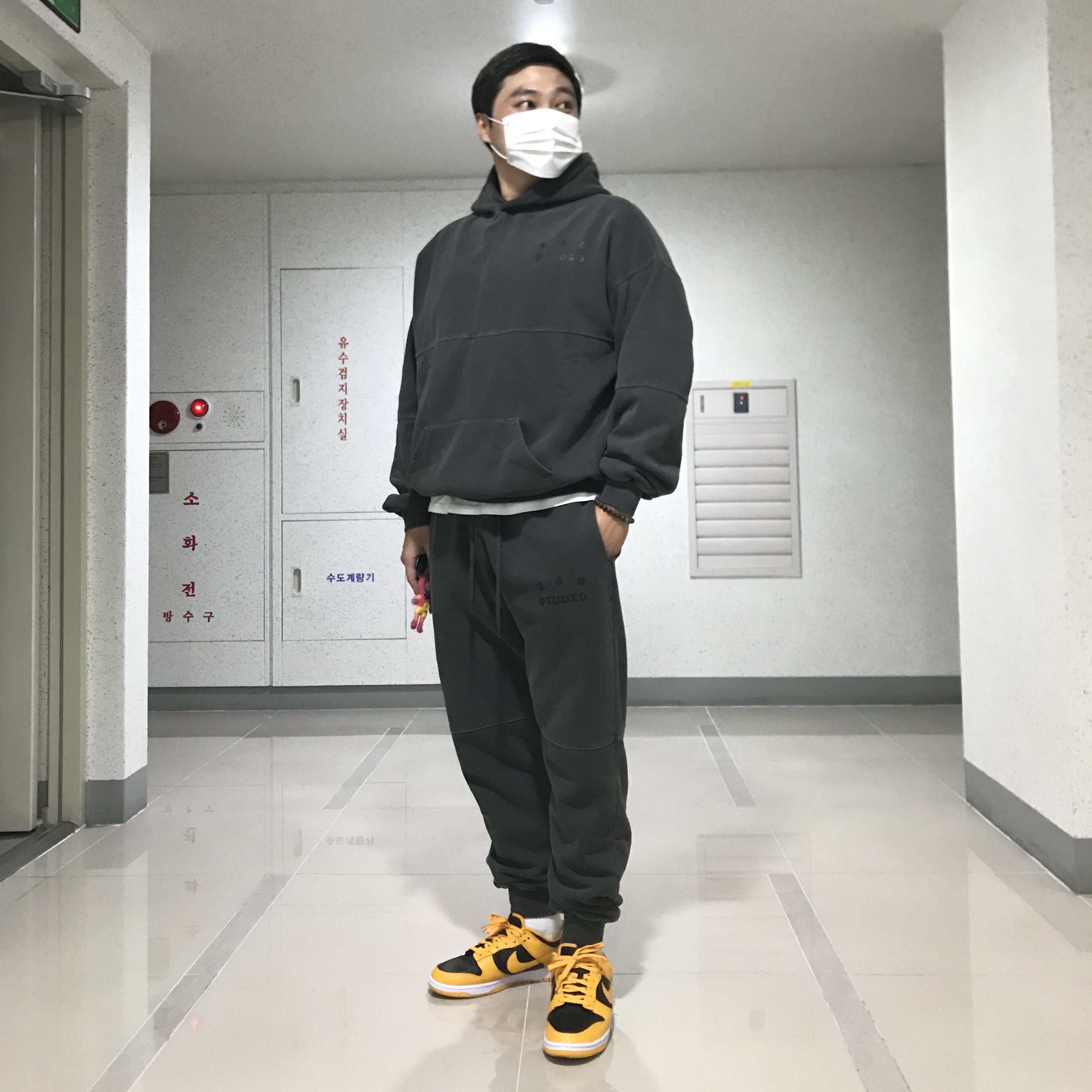 IAB Studio Blocked Pigment Hoodie Black, IAB Studio Blocked Pigment Sweatpants Black 착용 스타일 - 1