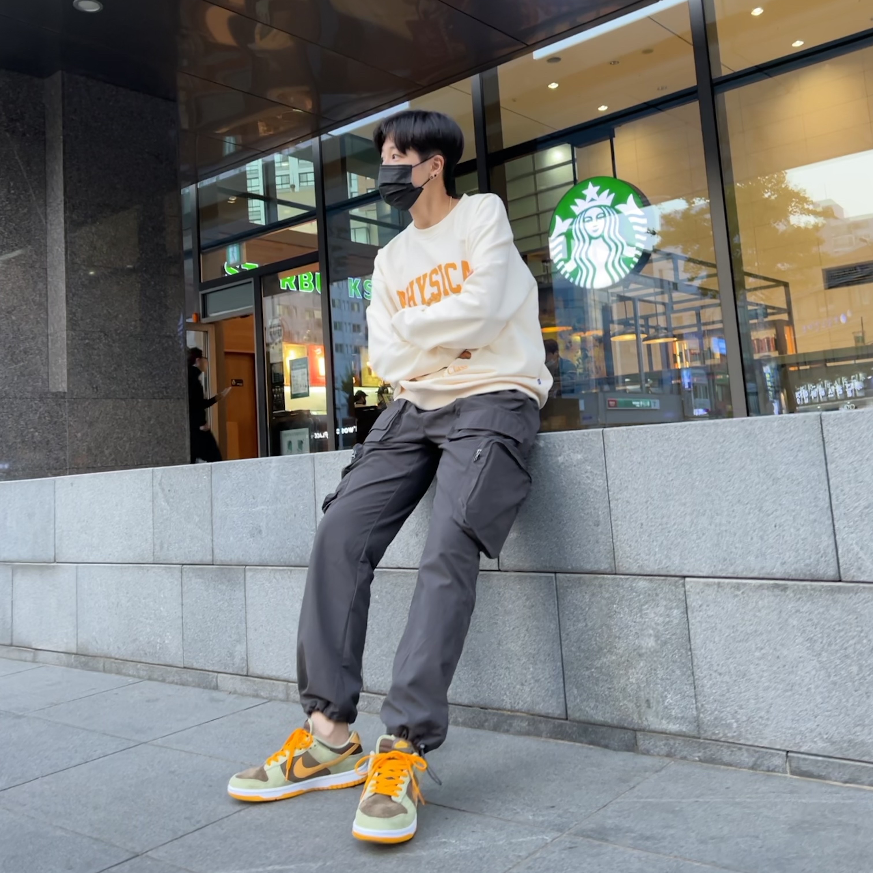 Nike Dunk Low SE Dusty Olive 착용 스타일 - 3