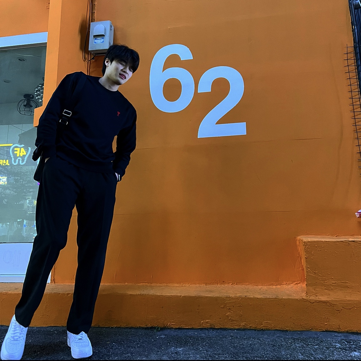 Nike x Supreme Air Force 1 Low White, AMI de Coeur Sweatshirt Black 착용 스타일 - 2