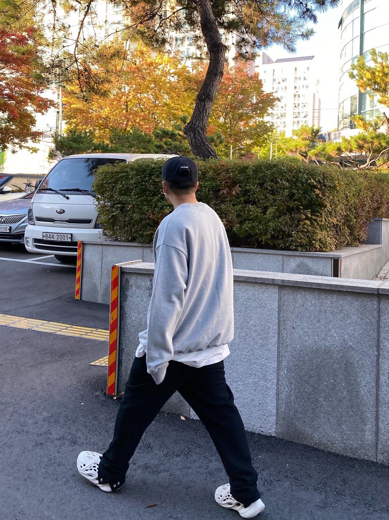 Adidas Yeezy Foam RNNR Ararat 착용 스타일 - 3